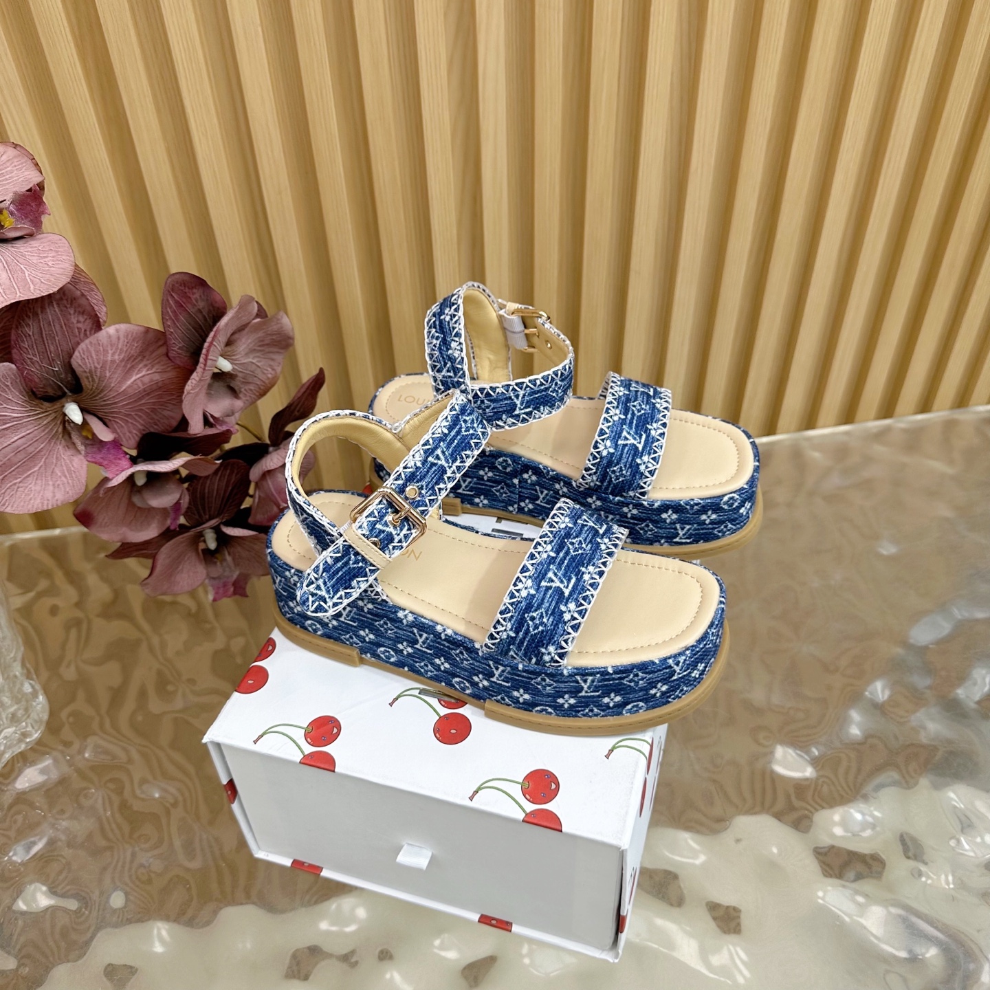 NO:442616,Exclusive new model Top version LV | Louis Vuitton sandals Hemp rope thick-soled sandals 2025 Early spring new model Top version is consistent with the original version ——————————————— The counter is the latest model, the hard goods are on the new BS purchasing level!  Full of high-end feeling!  A popular model from domestic and foreign bloggers, retro and fashionable, beautiful!  Official website main model, custom-made original material of upper, imported sheepskin lining, outsole original outsole, heel height 7cm, shoe size: 35-39 (40, 41 customization, no return or replacement), sandals, louis vuitton, louis vuitton, sandals, sheepskin19860909独家新款 顶级版本LV | 路易威登 凉鞋 麻绳厚底凉鞋2025 早春新款 顶级版本原版一致 —————————— 专柜主打最新款 硬货上新 BS代购级别！高级感十足！国内外博主刷爆的一款,复古又时髦上脚美炸了！官网主推款 鞋面定制原版材质 内里进口羊皮里 大底原版大底 跟高7cm 鞋码: 35-39（40、41定制不退不换),凉鞋,louis vuitton,louis vuitton,sandals,sheepskin,Women's Shoes