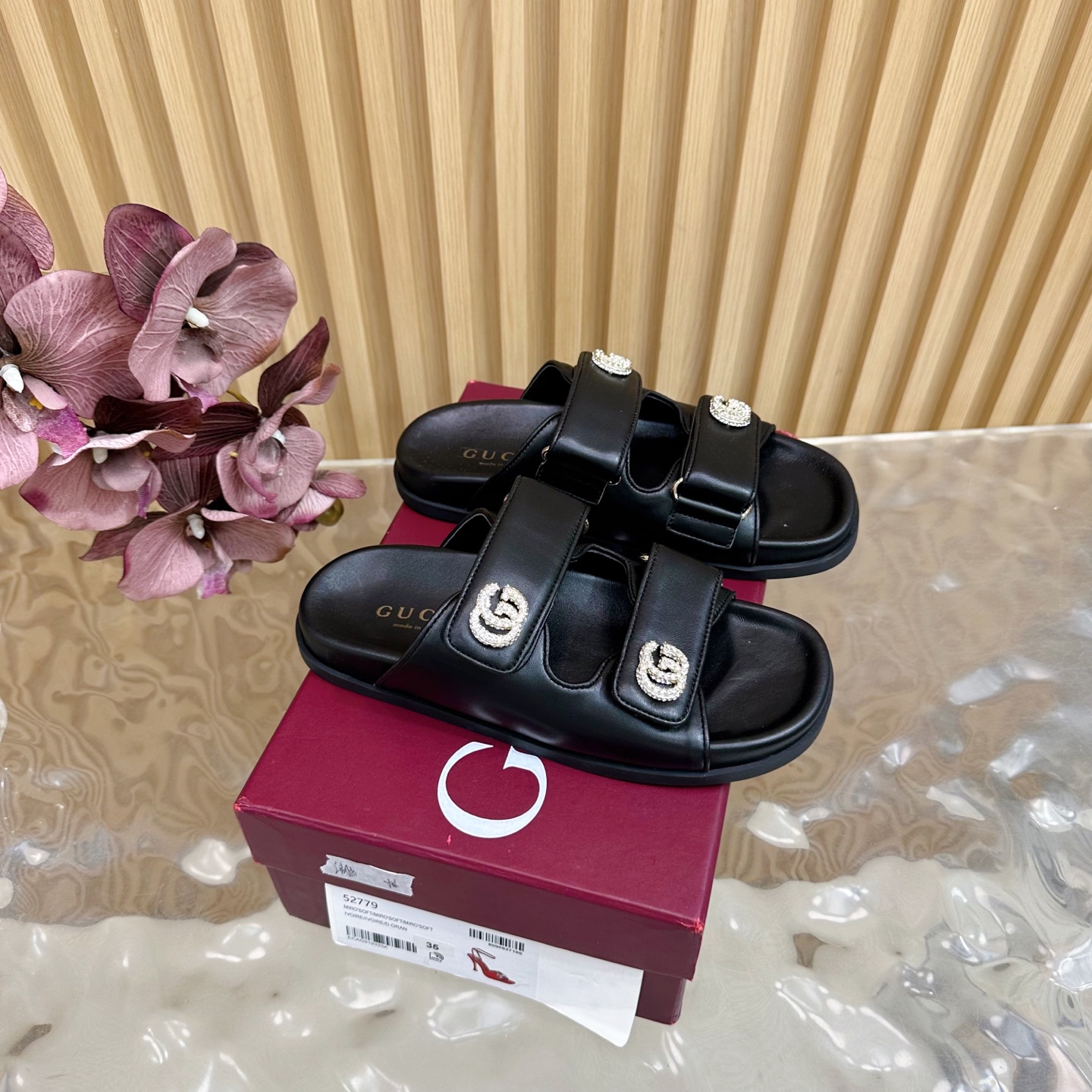 NO:445308,2025 Spring and Summer New Gucci/Gucci Jing 25WF Spring and Summer New Products Double G-buckle Beach Velcro Slippers ————————————————————————————————————————————————————————————————————————————————————————————————————————————————————————————————————————————————————————————————————————————————————————————————————————————————————  Very light and unexpected comfort on the feet. Not picky about the feet. The simple Velcro design is very durable. Adjustable size. The original hardware buckle is electroplating on the open mold and does not fade easily. The fabric is made of original cowhide. The inner sheepskin is very comfortable and does not scratch or scratch the feet. The original mold and custom-made sole. Size35-39 (customized by 40/41/42), slippers, gucci, gucci, slippers, cowhide, sheepskin198609092025 春夏新款Gucci/古驰经25WF春夏新品 双G扣沙滩魔术贴拖鞋 ———————————— 夏天必备懒人福音鞋 谁穿谁美！ 很轻盈上脚意外的舒适 还不挑脚型 简约的魔术贴设计很耐看 可调节大小 五金扣原版开模电镀不易褪色 面料采用原版牛皮 内里羊皮很舒服不刮也不磨脚 原版开模定制大底 Size35-39（40/41/42定制）,拖鞋,gucci,gucci,slippers,cowhide,sheepskin,Women's Shoes