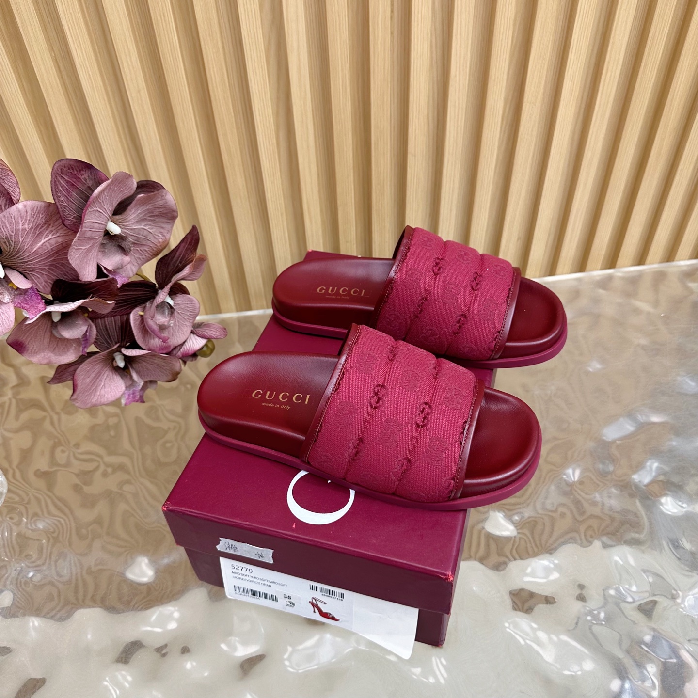 NO:445314,2025 Spring and Summer New Gucci/Gucci Jing 25WF Spring and Summer New Product Beach Slippers —————————————————————————————————————————————————————————————————————————————————————————————  Very light and unexpected comfort on the feet. Not picky about the feet. The simple Velcro design is very durable. Adjustable size. The original hardware buckle is electroplating and does not fade easily. The fabric is made of original fabric. The inner sheepskin is very comfortable and does not scratch or scratch the feet. The original mold opening custom sole. Size35-39 (customized by 40/41/42), slippers, gucci, gucci, slippers, sheepskin198609092025 春夏新款Gucci/古驰经25WF春夏新品 沙滩拖鞋 ———————————— 夏天必备懒人福音鞋 谁穿谁美！ 很轻盈上脚意外的舒适 还不挑脚型 简约的魔术贴设计很耐看 可调节大小 五金扣原版开模电镀不易褪色 面料采用原版布面 内里羊皮很舒服不刮也不磨脚 原版开模定制大底 Size35-39（40/41/42定制）,拖鞋,gucci,gucci,slippers,sheepskin,Women's Shoes