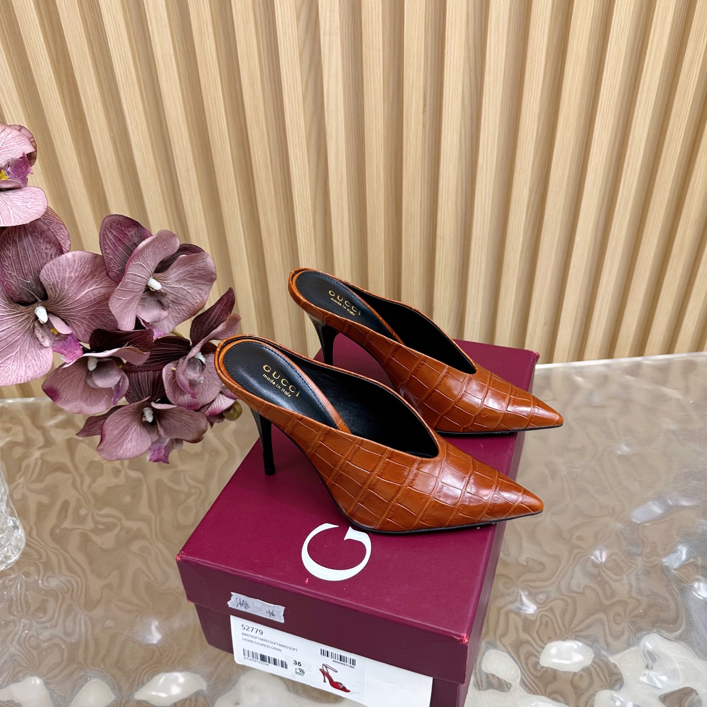 NO:445302,2025 is so beautiful that it can't be moved away. 2025 counters are synchronized with spring and summer new Gucci 25S spring and summer new products deep mouth V-mouth grandma high heels single shoes/half-wheels ——————————————— G home reflects the sense of high-end, always convinces the capital. It looks quite simple style, but it is inexplicably high-end on the feet. It is very sexy. It allows you to easily match it with all kinds of styles. The upper is stone-patterned cowhide. The inner is imported sheepskin. The heel height is 10.5cm Size35-39 (customized by 40/41/42), semi-patterned high heels, gucci, gucci, high heels, cowhide, sheepskin198609092025开春 美得挪不开眼 2025专柜同步春夏新款Gucci 25S春夏新品深口V口 奶奶高跟 单鞋/半拖 ———————————— G家在体现高级感这块 总让人大写的服气 看起来蛮简单的款式 但上脚就莫名很高阶 非常性感 让你轻松搭配尽显各种风格 鞋面采用石头纹牛皮 内里采用进口羊皮 意大利进口真皮底 跟高10.5cm Size35-39（40/41/42定制）,半拖高跟鞋,gucci,gucci,high heels,cowhide,sheepskin,Women's Shoes