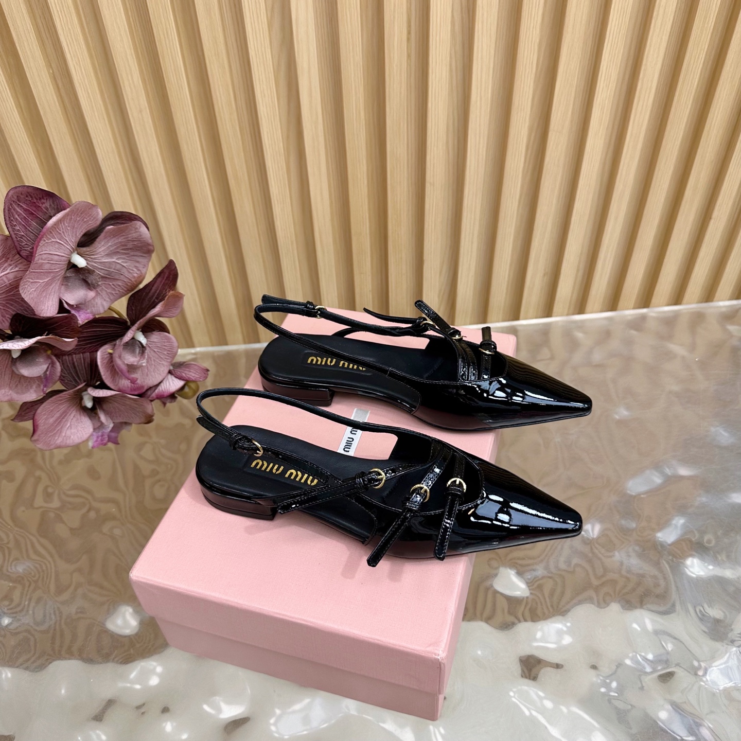 NO:445295,MiuMiu Miu 2025 Spring Show new style, flat-soled Mary Jane single shoes, ballet shoes ———————————————————— The official spring and summer show new style, fashionable and versatile, super versatile whether worn barefoot or with socks!  Original version one-to-one development, custom imported patent leather upper, inner sheepskin, sole genuine leather sole, heel height 2.5cm, size 34-41 (34.4041 custom made, no return or exchange), sandals, miumiu, sandals, mary jane, sheepskin, socks19860909MiuMiu缪缪2025春走秀新款 平底玛丽珍单鞋 芭蕾舞鞋 ————————————— 官方春夏走秀新款,时髦百搭,无论光脚穿还是搭配袜子穿都超级百搭！原版一比一开发 鞋面定制进口漆皮 内里羊皮 鞋底真皮底 跟高2.5cm 码数34-41（34.4041订做不退换）,凉鞋,miumiu,sandals,mary jane,sheepskin,socks,Women's Shoes