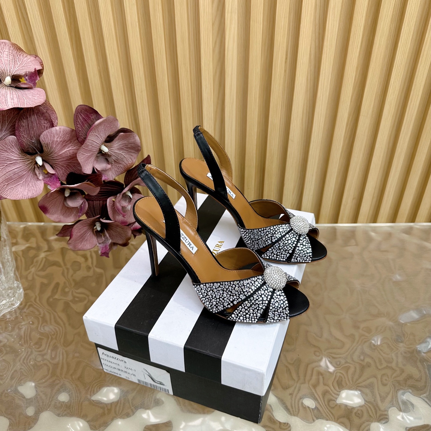NO:445276,【Aquazzura】2025 new top version of Pineapple Women's Fantasy High Heel Sandals Original 1-to-1 mold opening heel High heels Shining shiny ———————————————— Imported sheepskin with original mold opening heels, simple and generous. Make the shoes more feminine, and the design suitable for party is suitable for various skirts, dresses and evening dresses, nightclubs, Swarovski rhinestones. It shows noble temperament in any occasion, can be matched at will, must-have for all seasons ____________________________________________________________________________________________________________________________________________________________________________________________________________________________________________________________________________________________________________________________________________________________________  36–42 (35, 41, 42 custom made without return), high heels sandals, swarovski, sandals, high heels, skirts, sheepskin, real silk, Leather soles19860909【Aquazzura】2025 新款顶级版本菠萝女士幻彩 高跟凉鞋原版1比1开模鞋跟 高跟闪耀光芒 —————————————— 进口羊皮搭配原版开模鞋跟,简单大方 .使鞋子更有女人味,适合派对的设计适用各种套裙,于连衣裙晚礼服,夜场各种款式,9.5cm跟高搭配施华洛世奇水钻.任何场合都显高贵气质,可以随意搭配,四季必备 _____________________________ * 全套包装. * 鞋面 真丝烫钻 * 衬里 羊皮 * 鞋底 意大利真皮大底 * 跟高 10.5cm（8.5cm定制） * 码数 36–42（35、41、42订做不退换）,高跟鞋凉鞋,swarovski,sandals,high heels,skirts,sheepskin,real silk,Leather soles,Women's Shoes