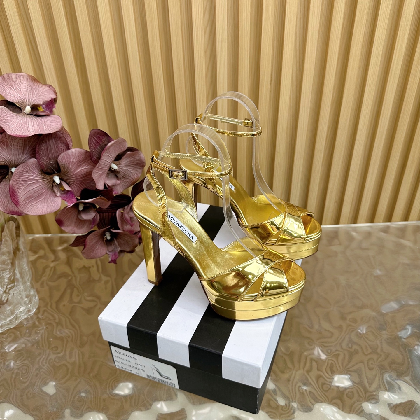 NO:445283,【Aquazzura】2025 new top version of Pineapple Women's Fantasy High Heel Sandals Original 1-to-1 mold opening heel High heels Shining shiny ———————————————— Imported sheepskin with original mold opening heels, simple and generous. Make the shoes more feminine. Designs suitable for party are suitable for various skirts, dresses and evening dresses, nightclubs, Swarovski rhinestones. It shows noble temperament in any occasion and can be matched at will. It is a must-have for all seasons __________________________________________________________________________________________________________________________________________________________________________________________________________________________________________________________________________________________________________________________________________________________________  36–42 (35, 41, 42 custom made without return), high heels sandals, swarovski, sandals, high heels, skirts, sheepskin, Leather soles19860909【Aquazzura】2025 新款顶级版本菠萝女士幻彩 高跟凉鞋原版1比1开模鞋跟 高跟闪耀光芒 —————————————— 进口羊皮搭配原版开模鞋跟,简单大方 .使鞋子更有女人味,适合派对的设计适用各种套裙,于连衣裙晚礼服,夜场各种款式,9.5cm跟高搭配施华洛世奇水钻.任何场合都显高贵气质,可以随意搭配,四季必备 _____________________________ * 全套包装. * 鞋面 漆皮 * 衬里 羊皮 * 鞋底 意大利真皮大底 * 跟高 13.5cm 水台 4cm * 码数 36–42（35、41、42订做不退换）,高跟鞋凉鞋,swarovski,sandals,high heels,skirts,sheepskin,Leather soles,Women's Shoes