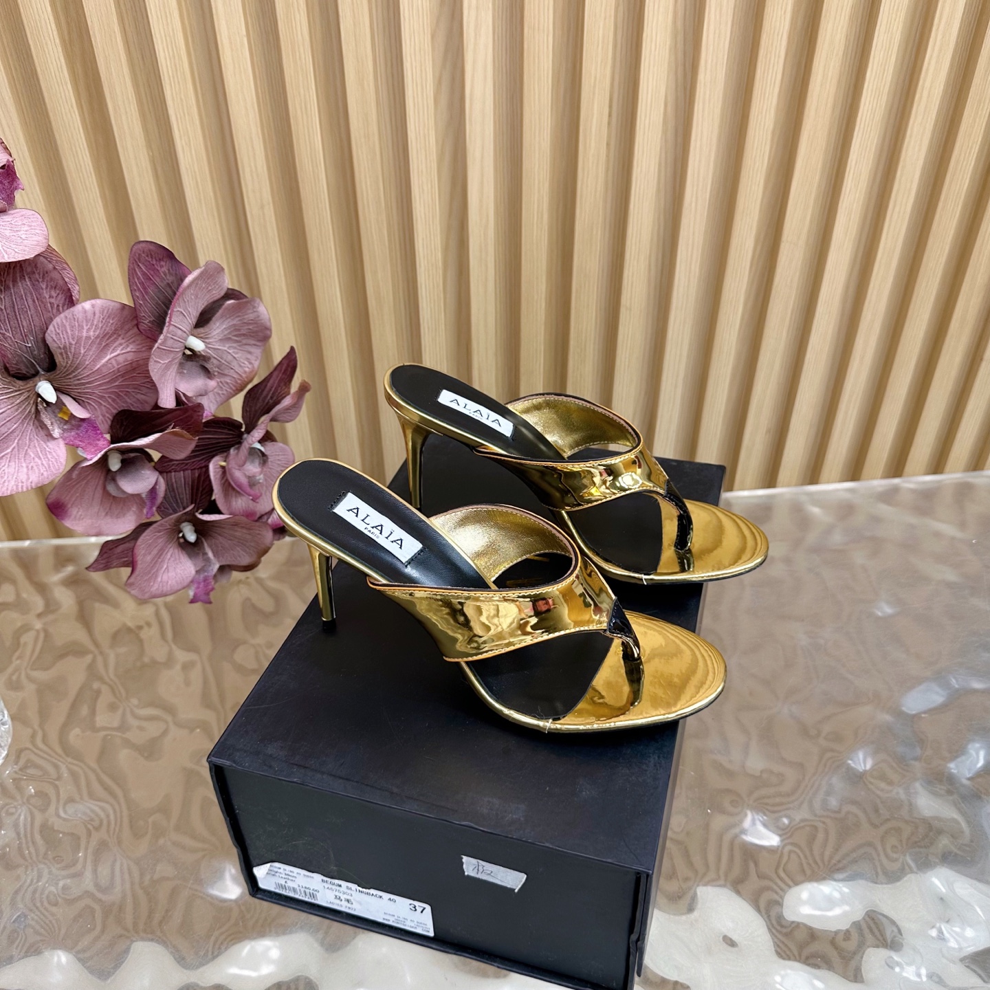 NO:445269,2025 counter new catwalk ALAIA｜French high-end first-tier high-end high-end brand Angle heel sandals Super fairy ————————————————————————————————————————————— AzzedineAlaia: The last craftsman in the fashion industry, the king of cutting only loyal to the female body curve. Alaia, a brand founded in 1979, has always been selling fashionable women's shoes. Upper snake pattern cowhide/paper leather/inner sheepskin sole genuine leather sole (2 heights 5.5cm/8cm) Size 35-41 (customized by 40, 41, 42) Packaging Alaia original packaging, high heels, slippers, alaia, high heels, slippers, cowhide, sheepskin198609092025专柜新款走秀款ALAIA｜法国高端一线高定品牌 夹角坡跟凉拖超仙女 ———————————— AzzedineAlaia:时尚界最后的手艺人 只忠于展现女性身体曲线的裁剪之王 始创于1979年的品牌Alaia 一直主售时装感十足的型格女鞋 鞋面蛇纹牛皮/漆皮/ 内里羊皮 鞋底真皮底（2个高度5.5cm/8cm） 码数35-41（40、41、42定制） 包装Alaia原版包装,高跟鞋拖鞋,alaia,high heels,slippers,cowhide,sheepskin,Women's Shoes