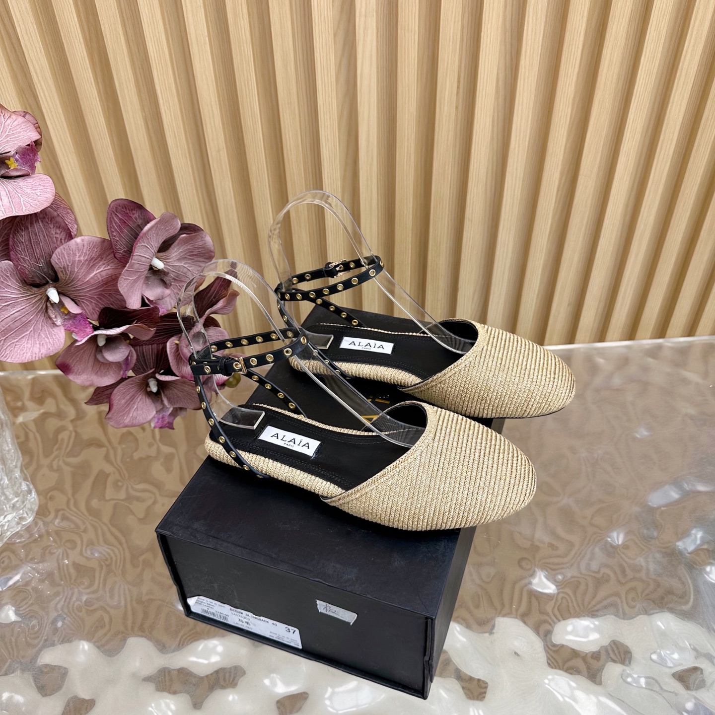 NO:445299,2025 counter new catwalk ALAIA｜French high-end first-line high-end high-end brand woven sandals super fairy ——————————————————————————————————————————————— AzzedineAlaia: The last craftsman in the fashion industry, the king of cutting only loyal to the female body curves The brand Alaia, founded in 1979, has always been selling fashionable women's shoes, upper knitting, inner sheepskin, sole original outsole, size 35-41 (customized by 40, 41, 42) Packaging Alaia original packaging, high heels, sandals, alaia, sandals, high heels, sheepskin198609092025专柜新款走秀款ALAIA｜法国高端一线高定品牌 编织凉鞋超仙女 ———————————— AzzedineAlaia:时尚界最后的手艺人 只忠于展现女性身体曲线的裁剪之王 始创于1979年的品牌Alaia 一直主售时装感十足的型格女鞋 鞋面编织 内里羊皮 鞋底原版大底 码数35-41（40、41、42定制） 包装Alaia原版包装,高跟鞋凉鞋,alaia,sandals,high heels,sheepskin,Women's Shoes