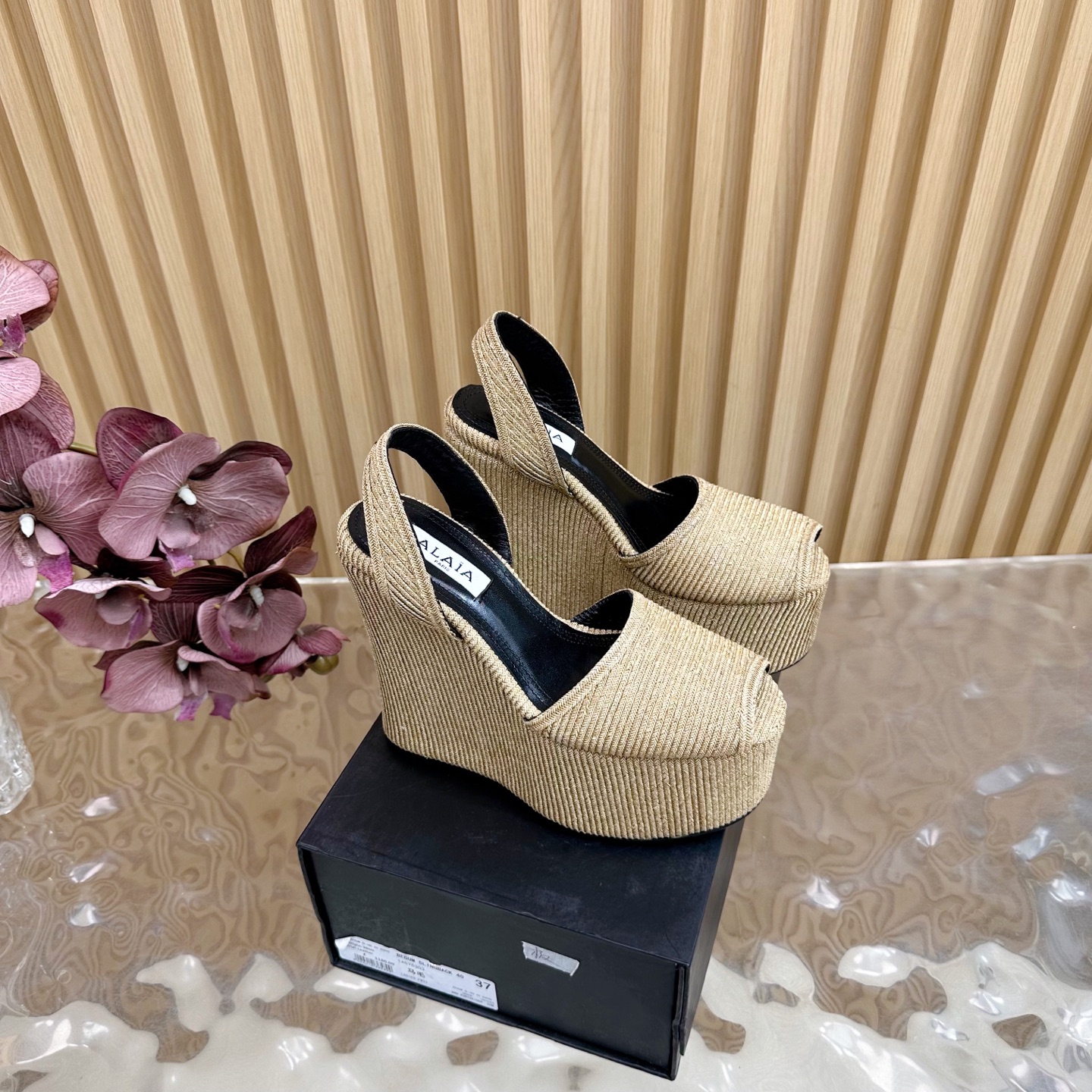 NO:445305,2025 counter new catwalk ALAIA｜French high-end first-tier high-end high-end brand Wedge-woven sandals Super fairy ——————————————————————————————————————————————————— AzzedineAlaia: The last craftsman in the fashion industry, the king of cutting only loyal to the female body curves. Alaia, a brand founded in 1979, has always been selling fashionable women's shoes, upper woven inner sheepskin heel height 10.5cm sole original outsole size 35-41 (40, 41, customization) Packaging Alaia original packaging, high heels sandals, alaia, sandals, high heels, sheepskin198609092025专柜新款走秀款ALAIA｜法国高端一线高定品牌 坡跟编织凉鞋超仙女 ———————————— AzzedineAlaia:时尚界最后的手艺人 只忠于展现女性身体曲线的裁剪之王 始创于1979年的品牌Alaia 一直主售时装感十足的型格女鞋 鞋面编织 内里羊皮 跟高10.5cm 鞋底原版大底 码数35-41（40、41、定制） 包装Alaia原版包装,高跟鞋凉鞋,alaia,sandals,high heels,sheepskin,Women's Shoes