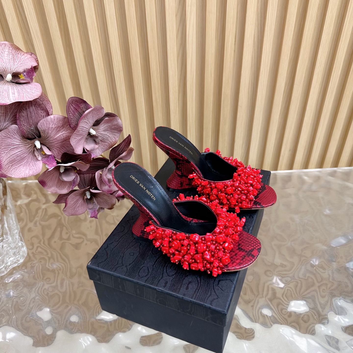 NO:445293,2025 spring and summer new model, the counter is released simultaneously #Dries Von note #DVN #Galaxy Stars wear on the feet No need for too much gorgeous text These are hard to dislike. Super Heavy Industry beading process with crystal transparent wedges, unambiguous style. A very pioneering sandal ——————————————————————————— Fabric snake-patterned cowhide beaded inner sheepskin heel height 10.5cm outsole original leather injection molded outsole size 35/42 (40, 41, 42 customization), high heels, high heels, slippers, cowhide, sheepskin198609092025春夏新款 专柜同步发售#Dries Von noten # DVN #银河繁星穿在脚上 无需过多华丽的文字 这些子很难让人不爱 超重工的钉珠工艺 搭配水晶透明坡跟 一点都不含糊的风格 非常先锋的一款凉鞋 ——————————— 面料蛇纹牛皮串珠 内里羊皮 跟高10.5cm 大底原版真皮注塑大底 码数35/42（40,41,42定制）,高跟鞋拖鞋,sandals,high heels,slippers,cowhide,sheepskin,Women's Shoes