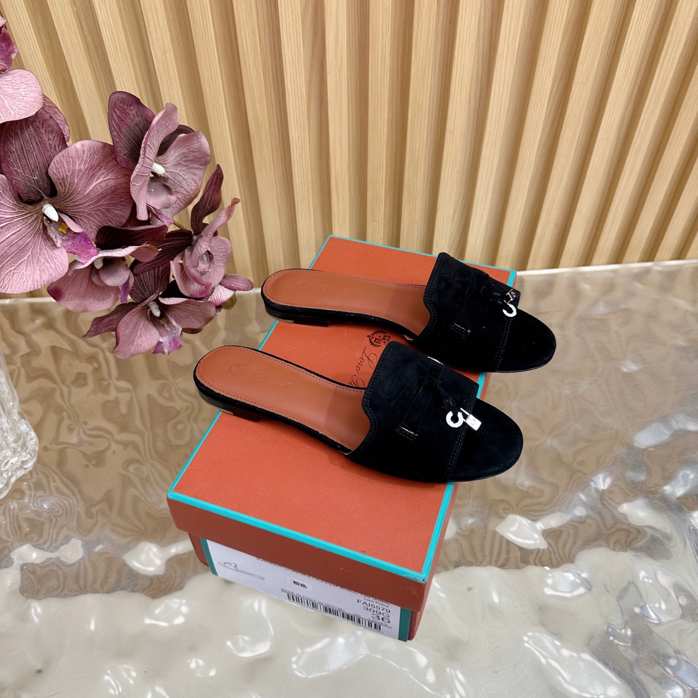 Loro Piana Classic Slippers: Exemplary Style in Imported Italian Leather - 图片 1