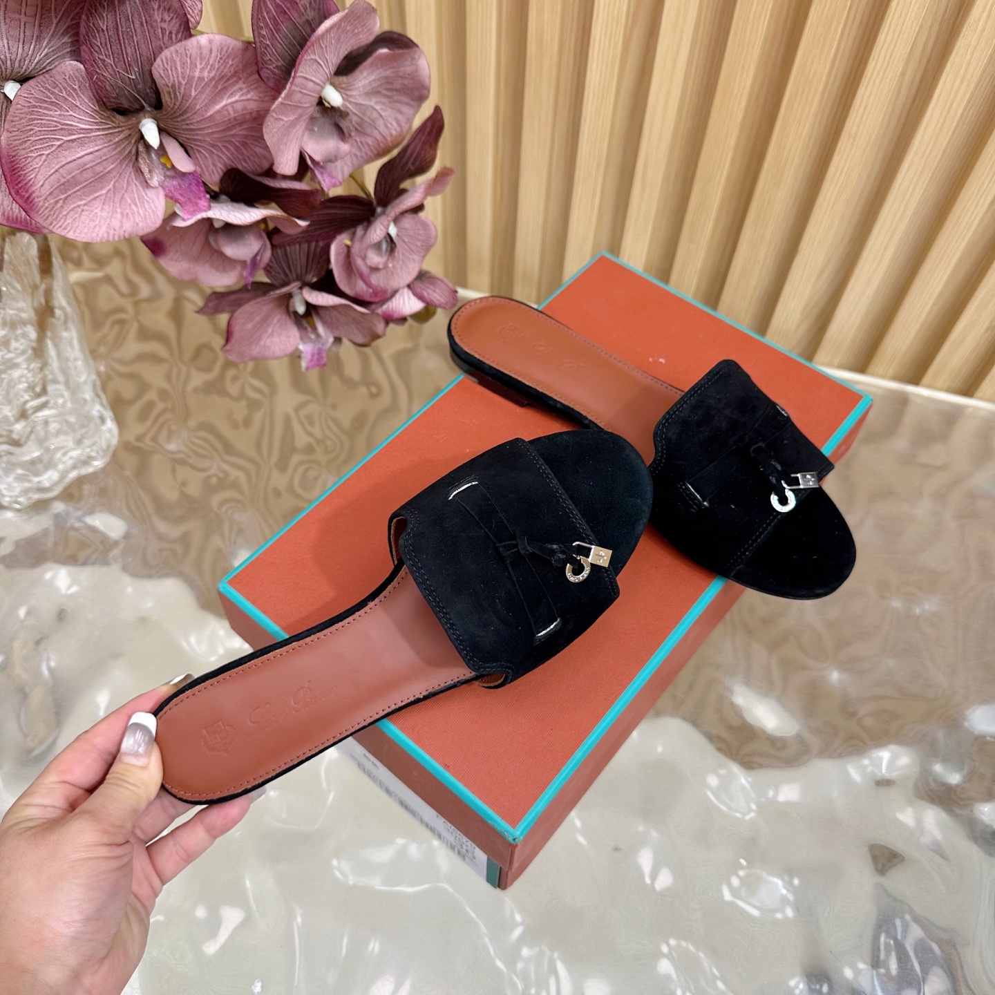 Loro Piana Classic Slippers: Exemplary Style in Imported Italian Leather - 图片 3