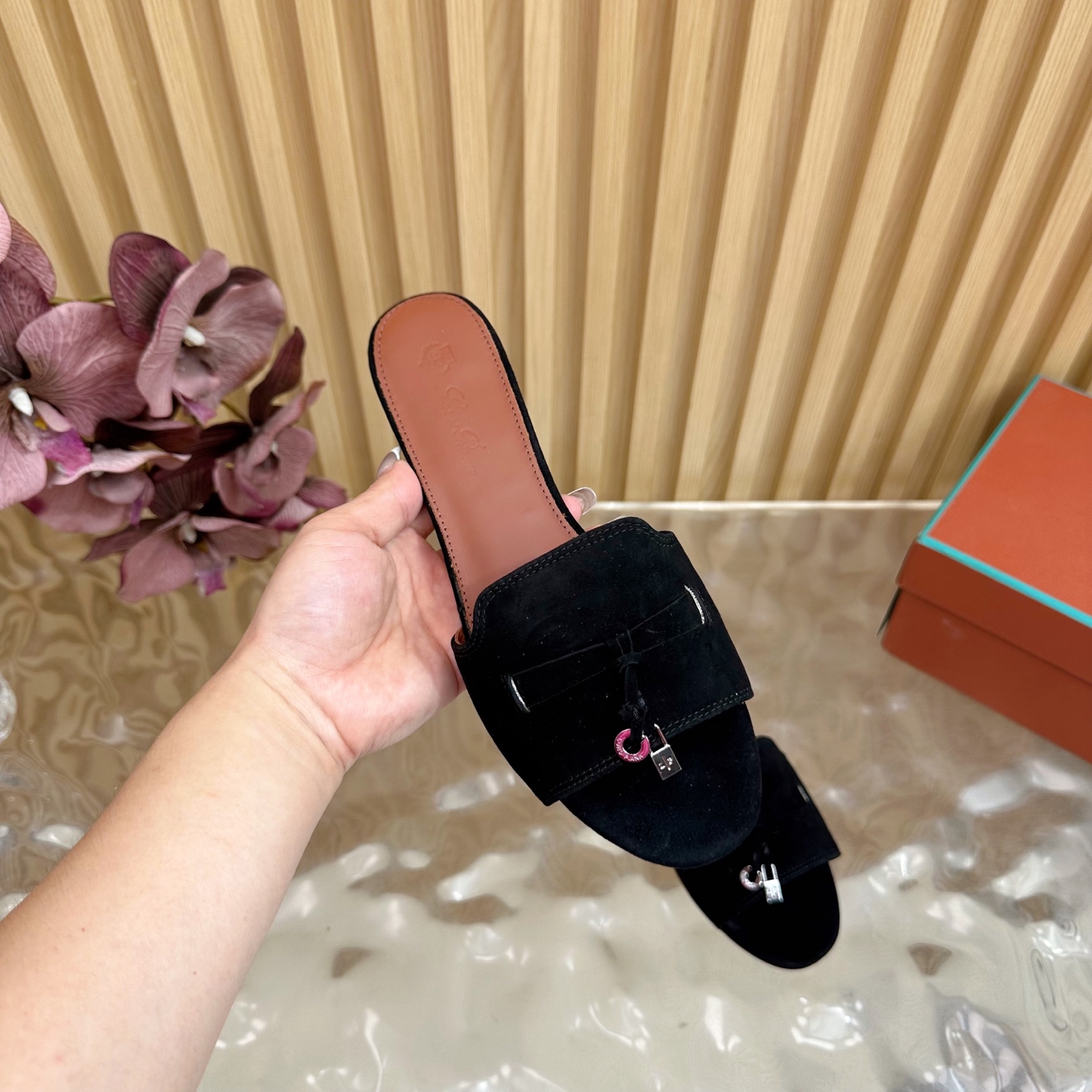 Loro Piana Classic Slippers: Exemplary Style in Imported Italian Leather - 图片 9
