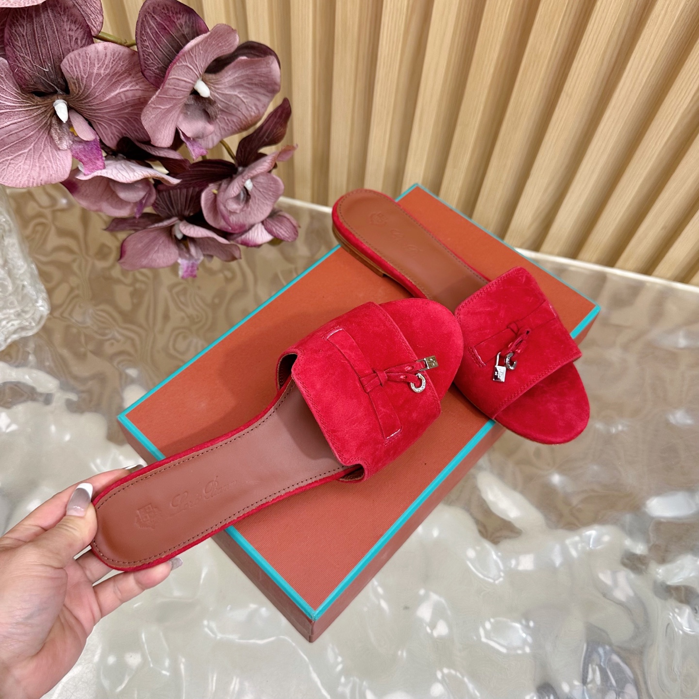 Loro Piana 60S Classics: Stylish, Durable Italian Leather Slippers with Flat Soles - 图片 3