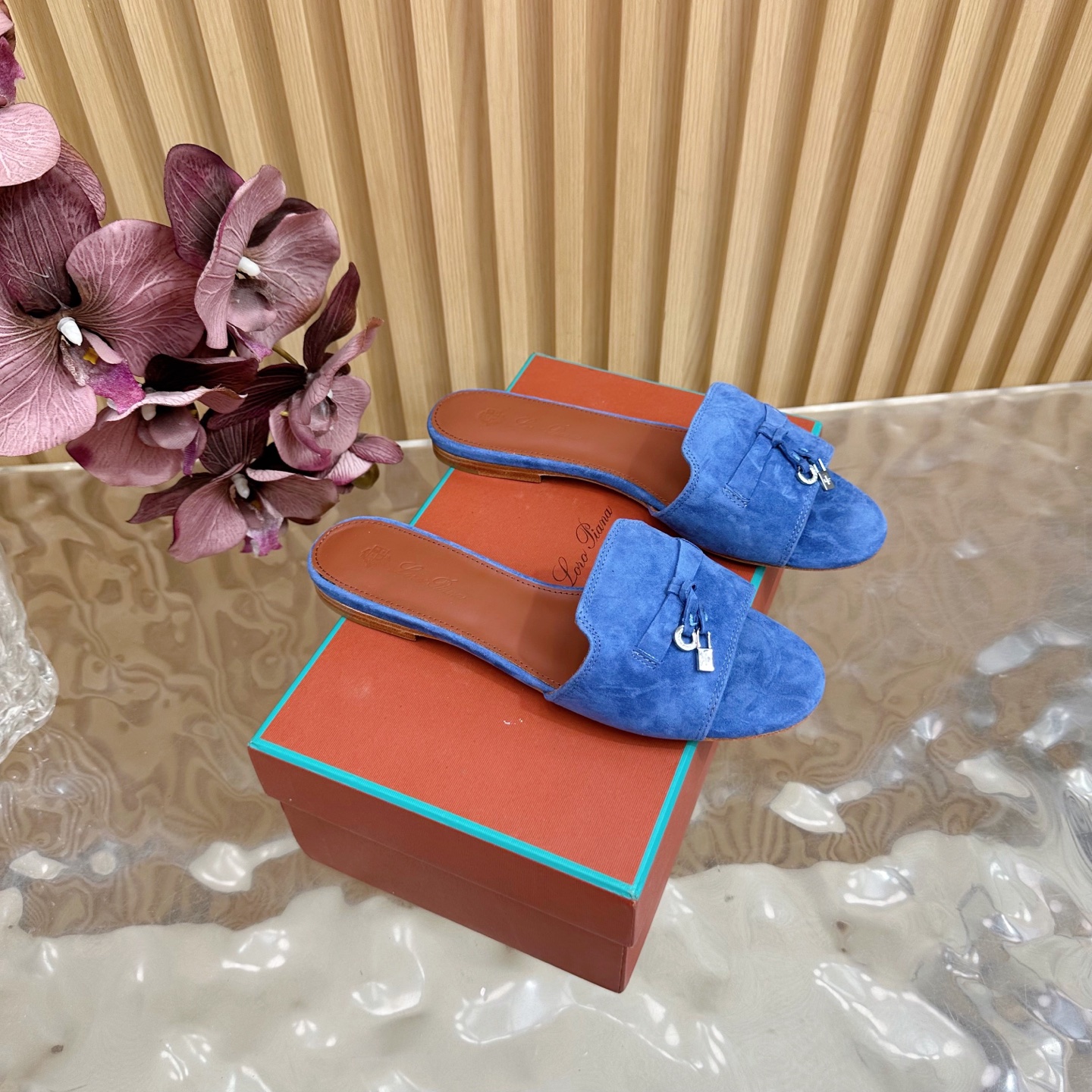 Luxurious Loro Piana 60S Classics: Stylish, Durable Italian Leather Slippers with Flat Soles - 图片 1