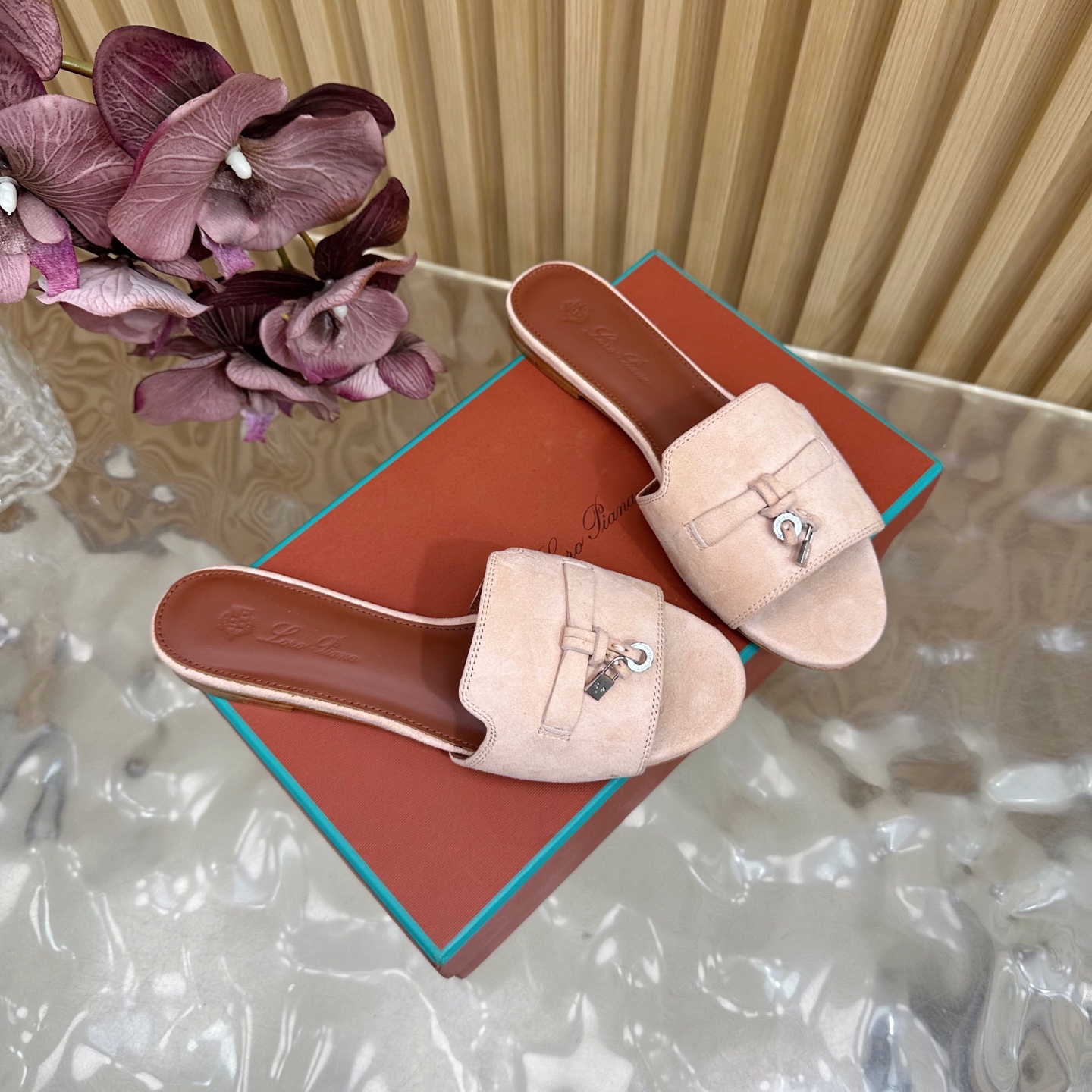 Loro Piana 60S Classics: Exemplary Style in Italian Leather Slippers - 图片 2