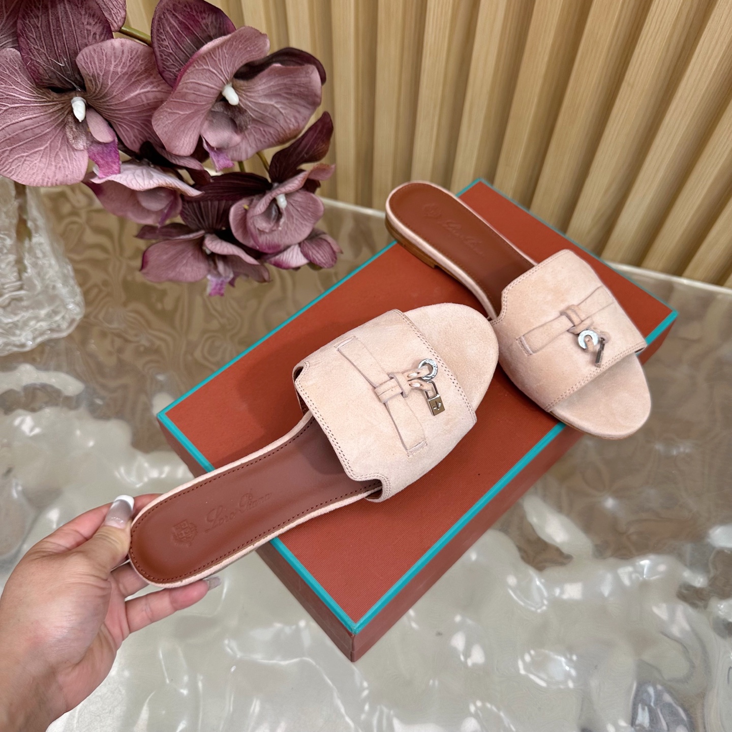 Loro Piana 60S Classics: Exemplary Style in Italian Leather Slippers - 图片 3