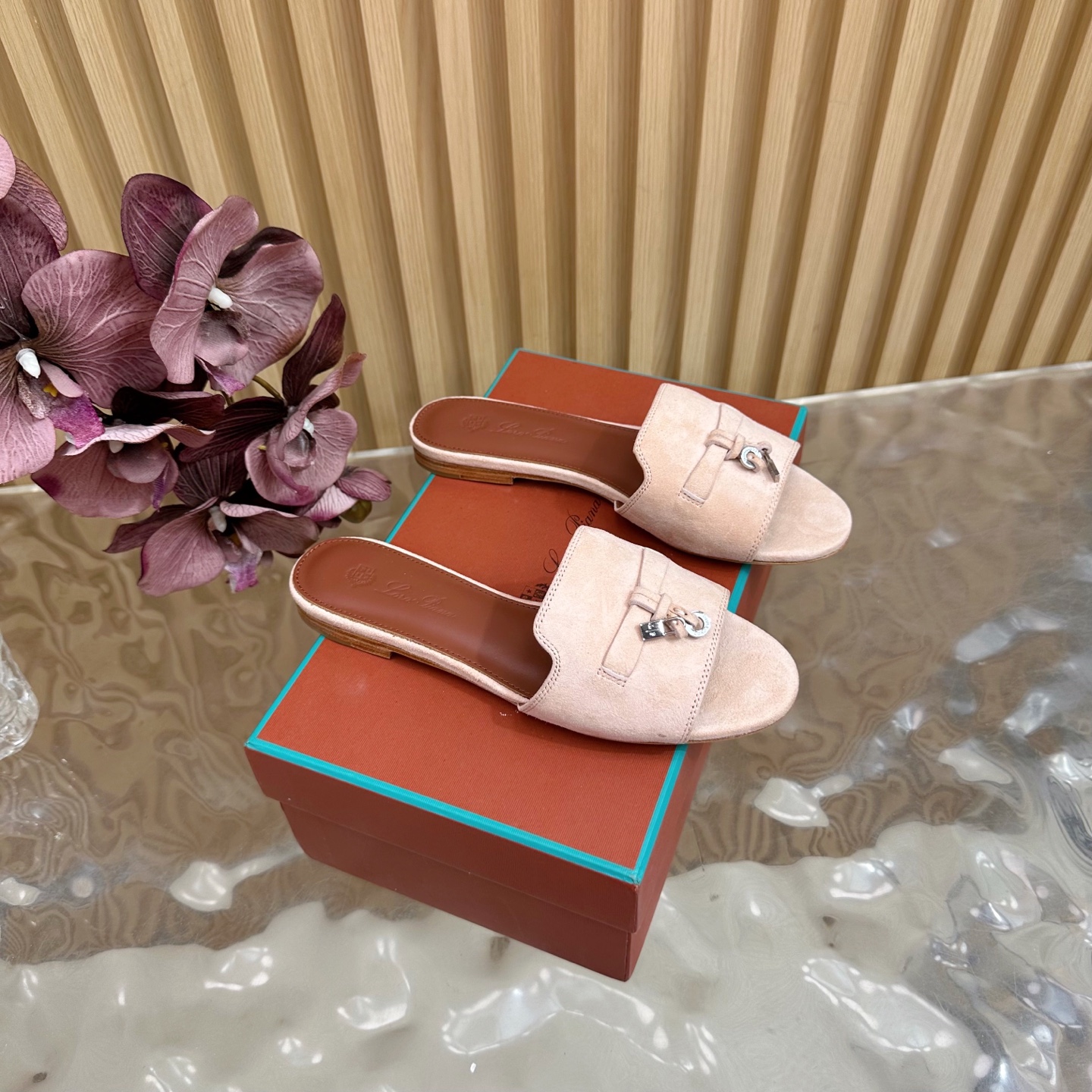Loro Piana 60S Classics: Exemplary Style in Italian Leather Slippers - 图片 1