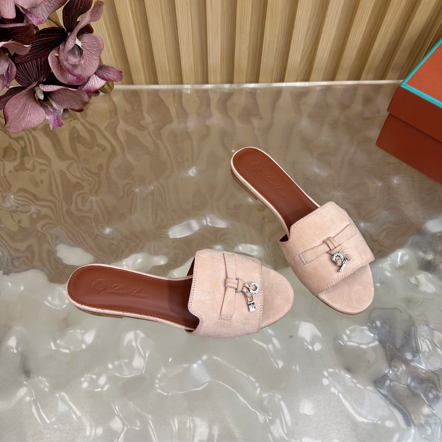 Loro Piana 60S Classics: Exemplary Style in Italian Leather Slippers - 图片 8
