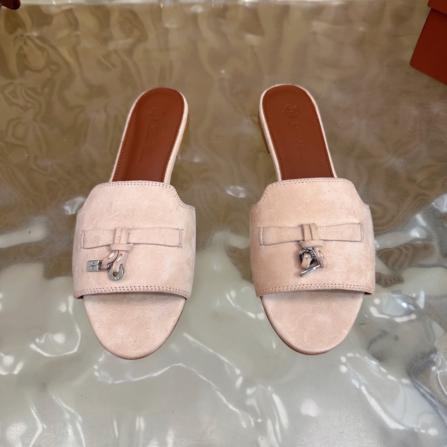 Loro Piana 60S Classics: Exemplary Style in Italian Leather Slippers - 图片 7