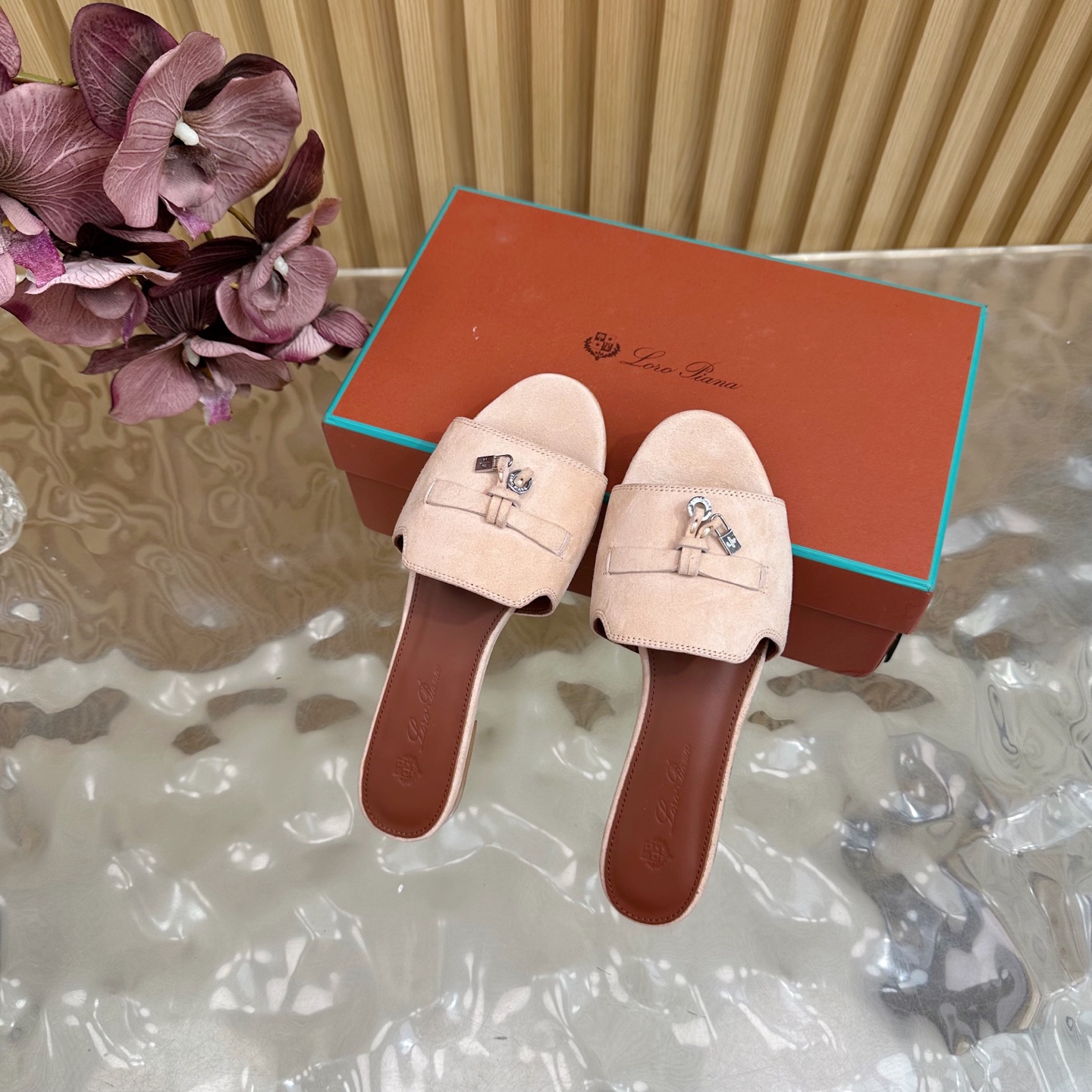Loro Piana 60S Classics: Exemplary Style in Italian Leather Slippers - 图片 4