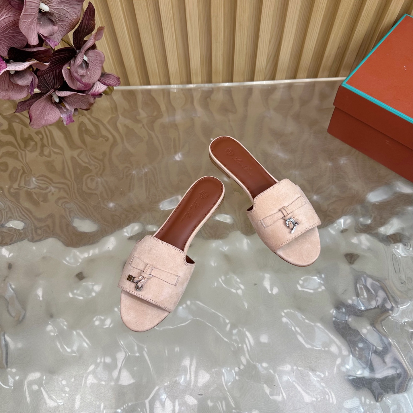 Loro Piana 60S Classics: Exemplary Style in Italian Leather Slippers - 图片 9