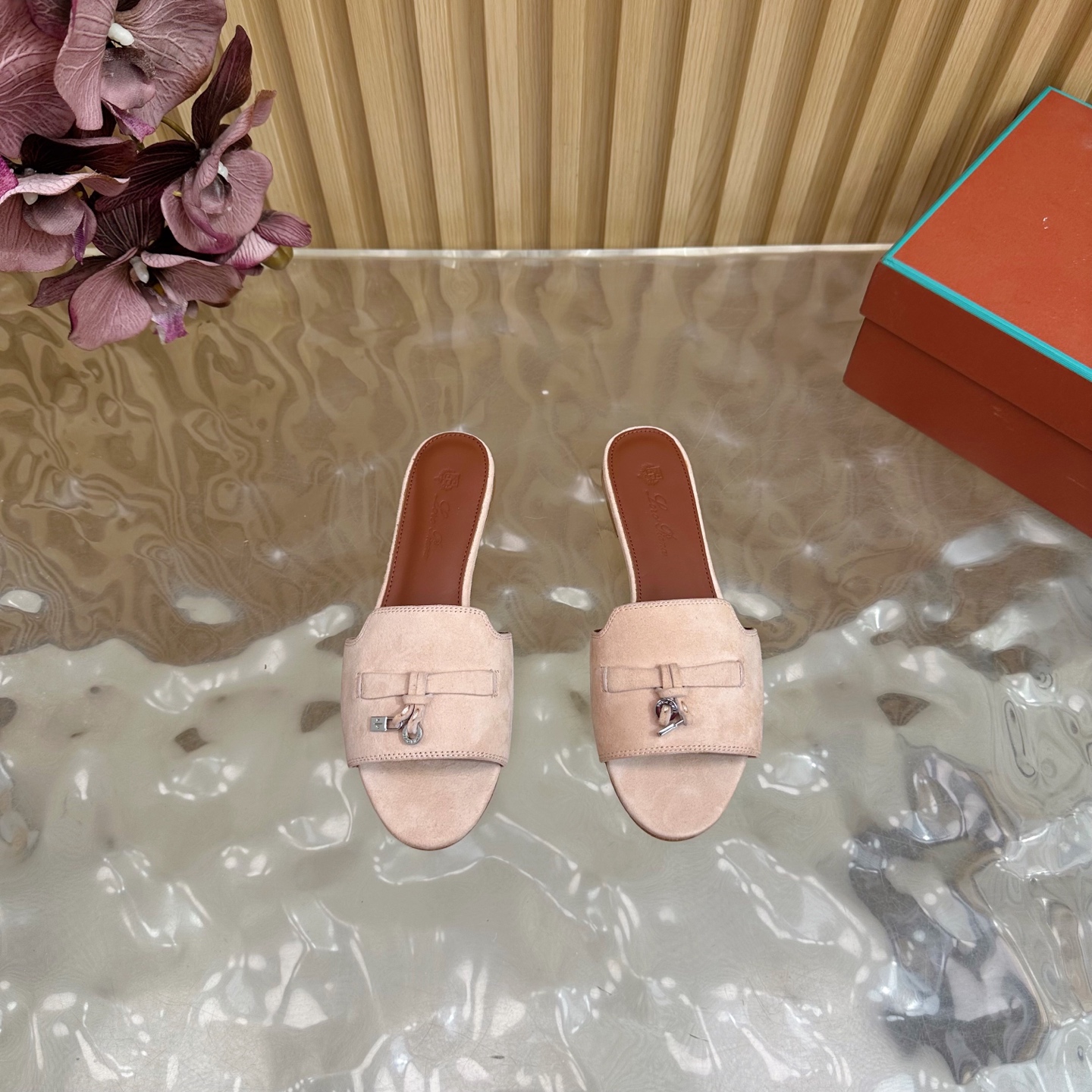 Loro Piana 60S Classics: Exemplary Style in Italian Leather Slippers - 图片 5