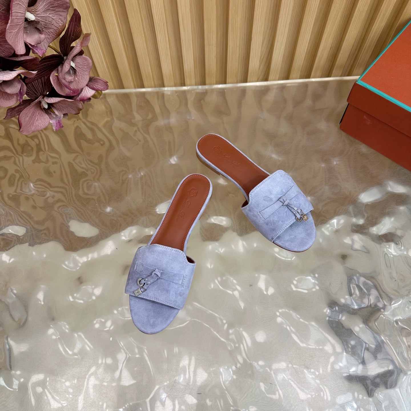 Loro Piana 60S Classics: Exemplary Style in Italian Leather Slippers - 图片 7