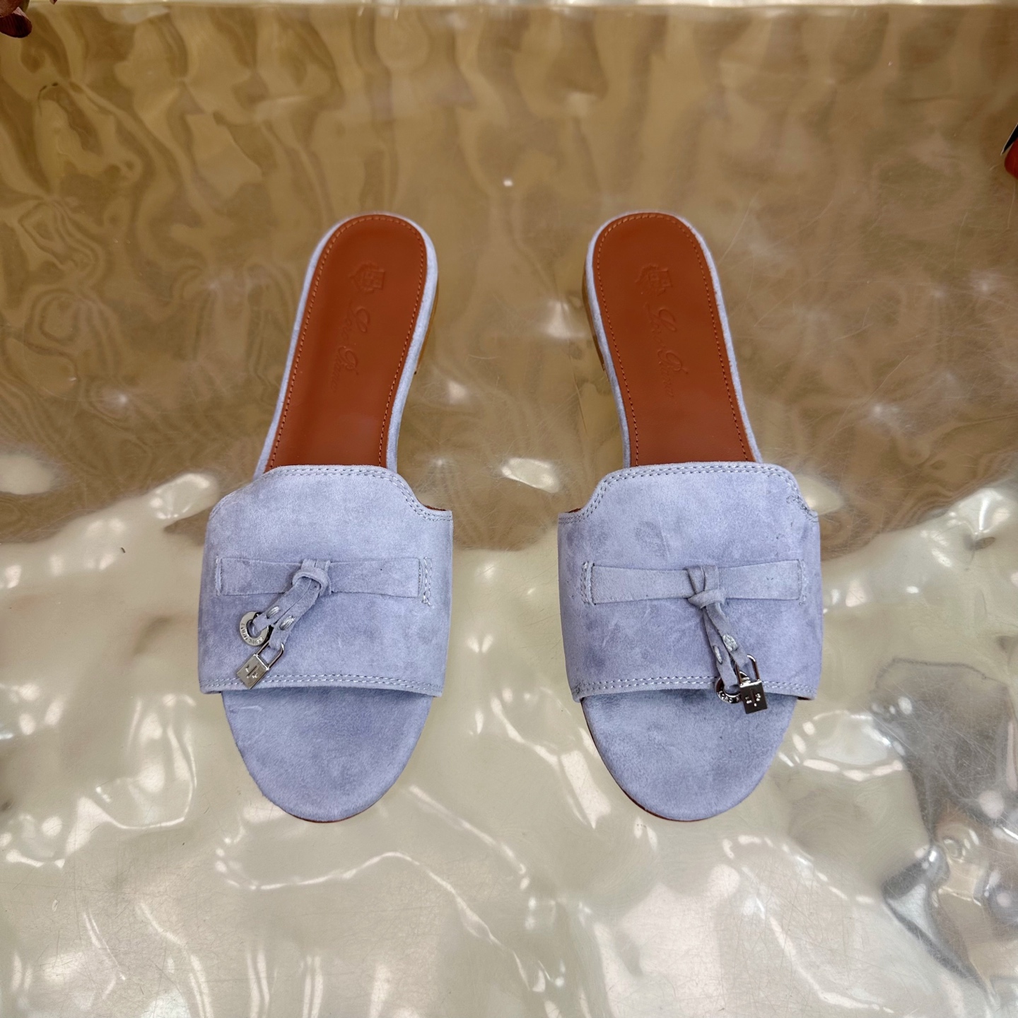 Loro Piana 60S Classics: Exemplary Style in Italian Leather Slippers - 图片 6