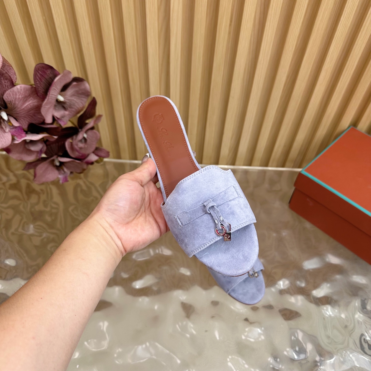 Loro Piana 60S Classics: Exemplary Style in Italian Leather Slippers - 图片 9