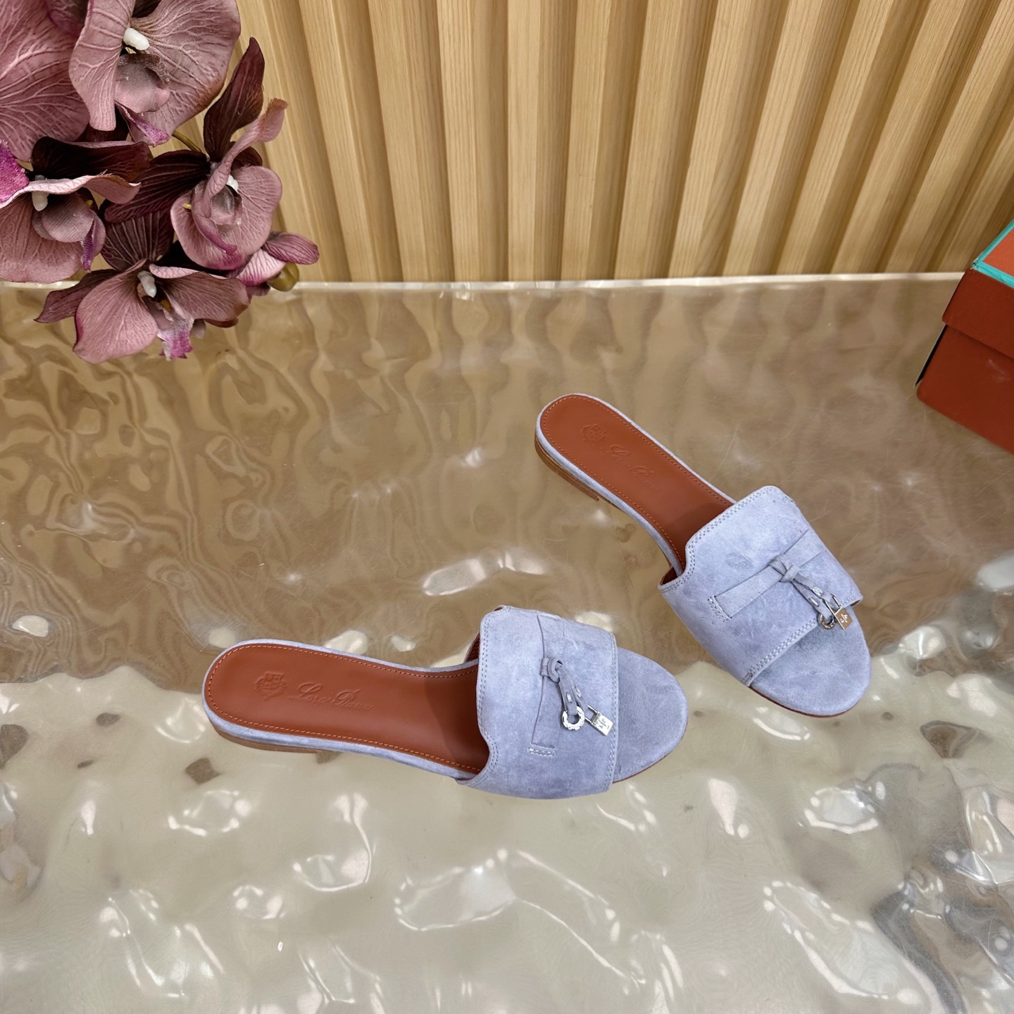 Loro Piana 60S Classics: Exemplary Style in Italian Leather Slippers - 图片 8