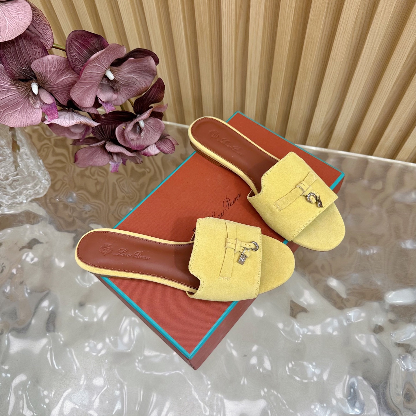 Loro Piana LP 60: Classic Italian Leather Slippers with Durable Style - 图片 2