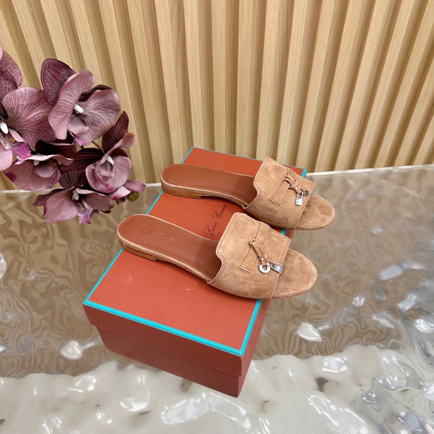Luxurious Loro Piana 60S Classics: Stylish, Durable Italian Leather Slippers with Flat Soles - 图片 1