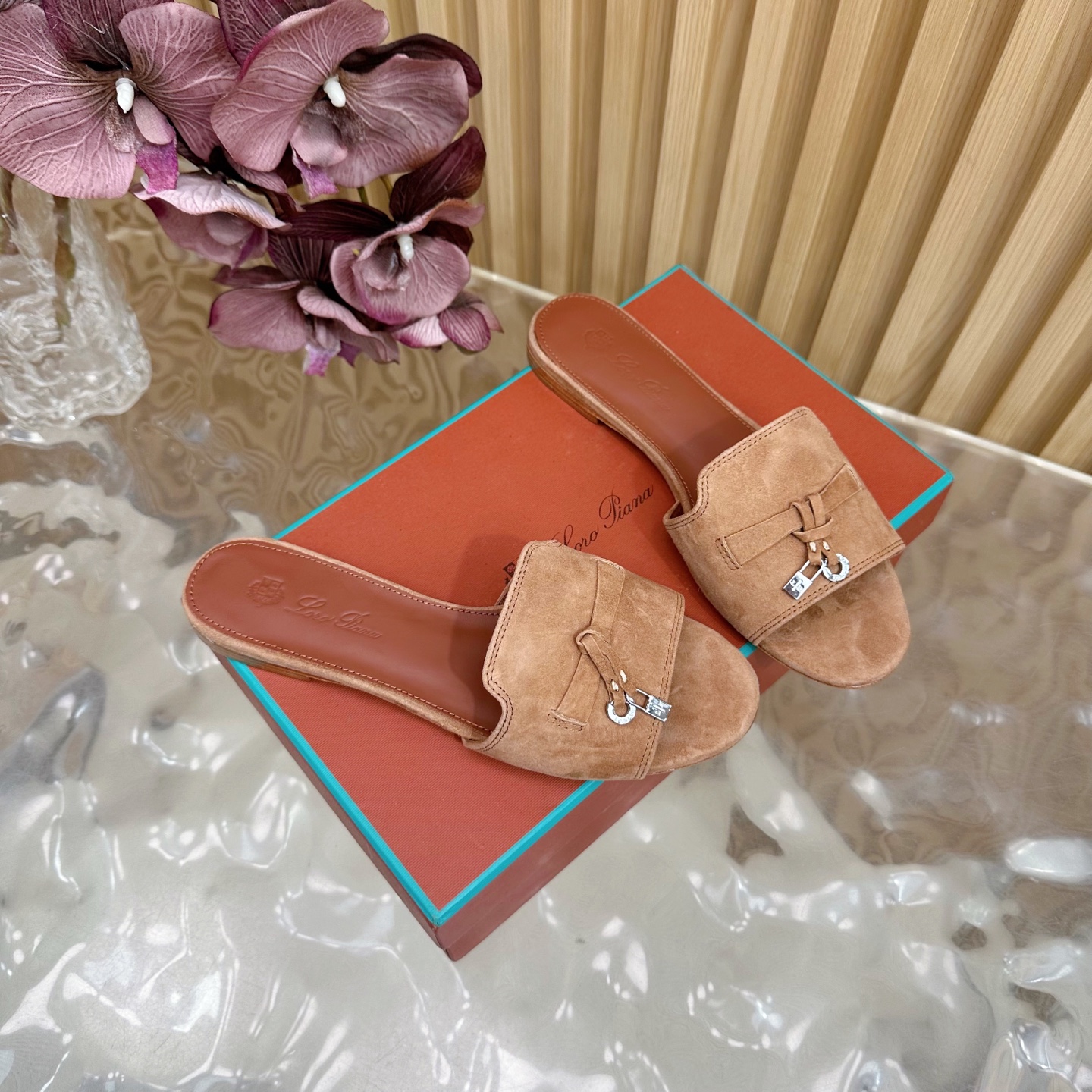 Luxurious Loro Piana 60S Classics: Stylish, Durable Italian Leather Slippers with Flat Soles - 图片 2