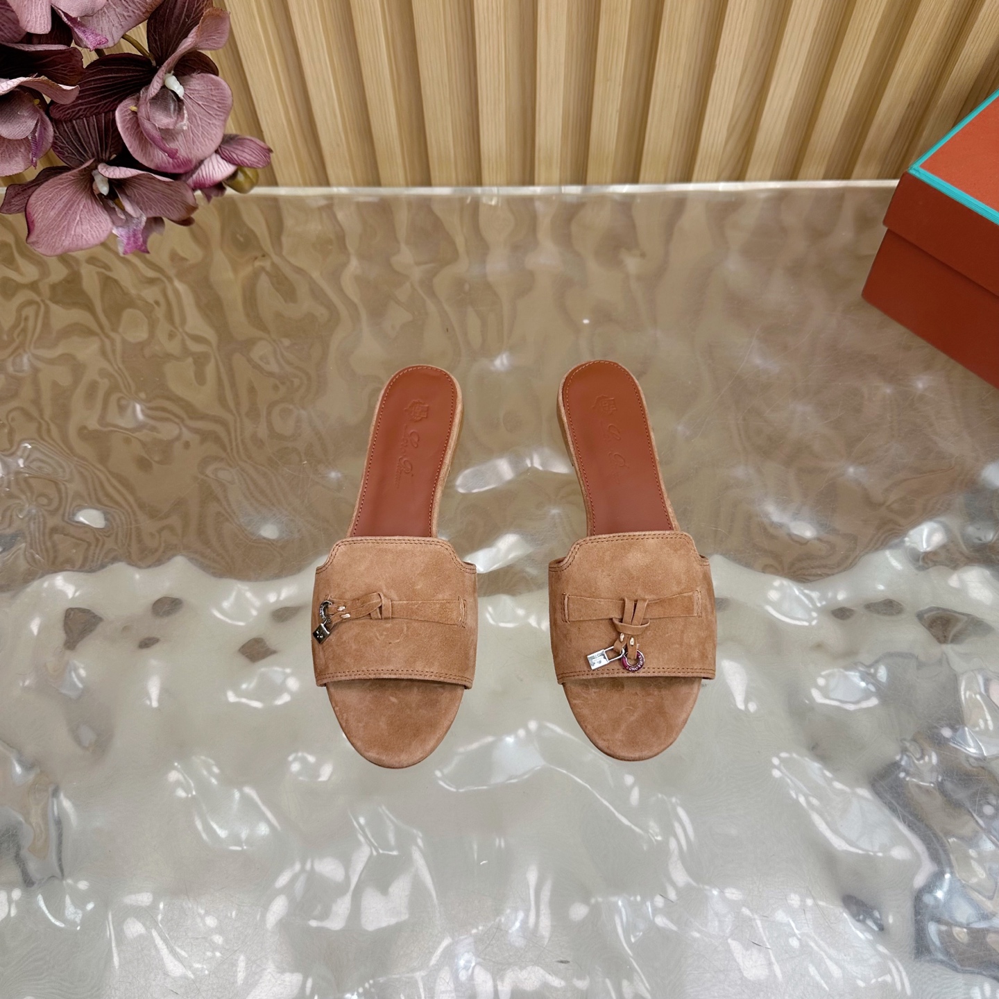 Luxurious Loro Piana 60S Classics: Stylish, Durable Italian Leather Slippers with Flat Soles - 图片 5