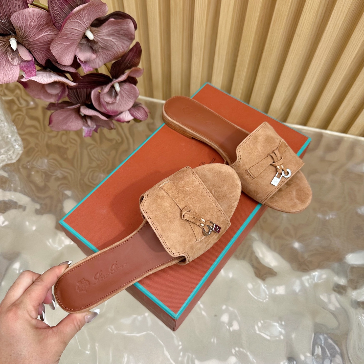 Luxurious Loro Piana 60S Classics: Stylish, Durable Italian Leather Slippers with Flat Soles - 图片 4