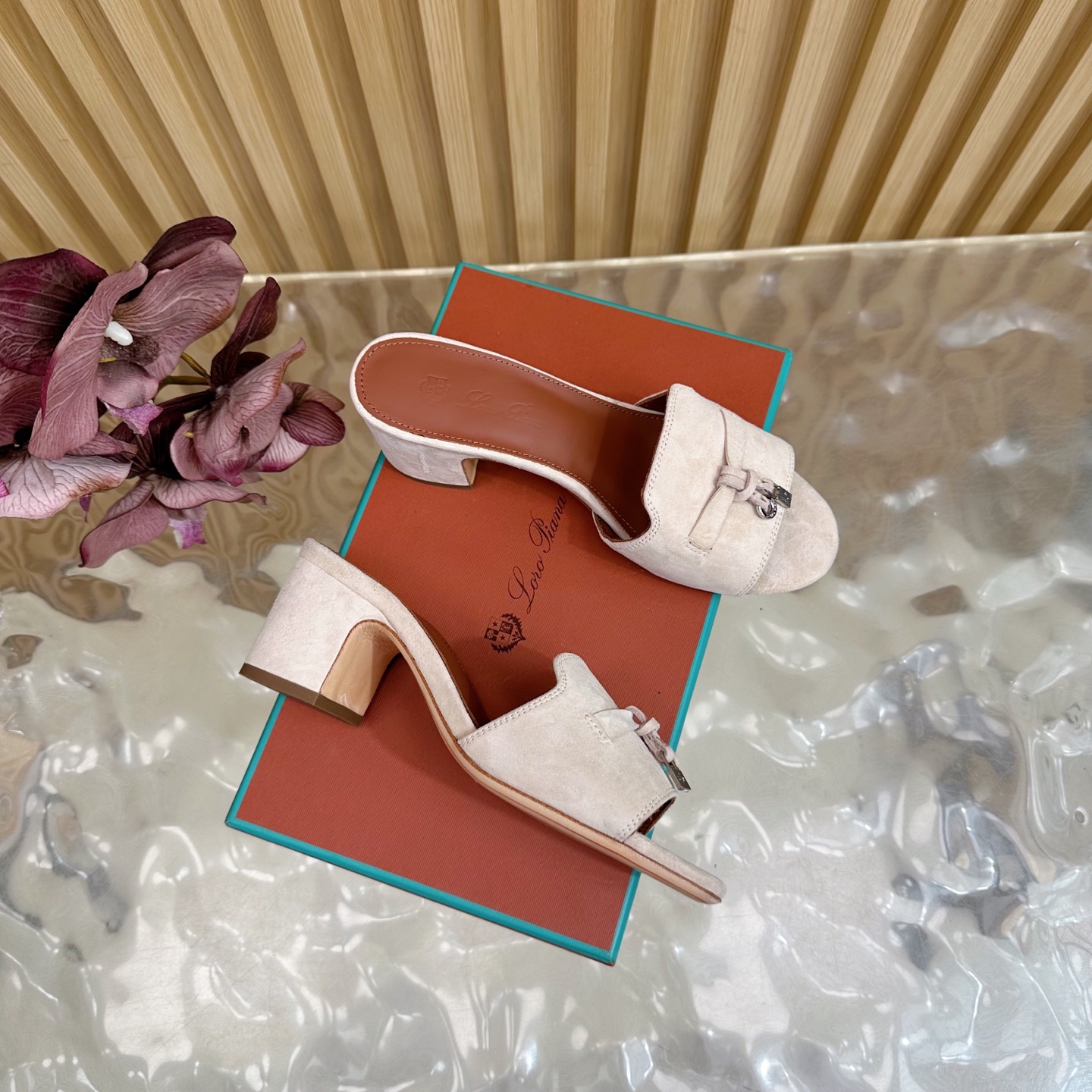 Loro Piana 60S Classics: Exemplary Style in Imported Leather Slippers - 图片 2