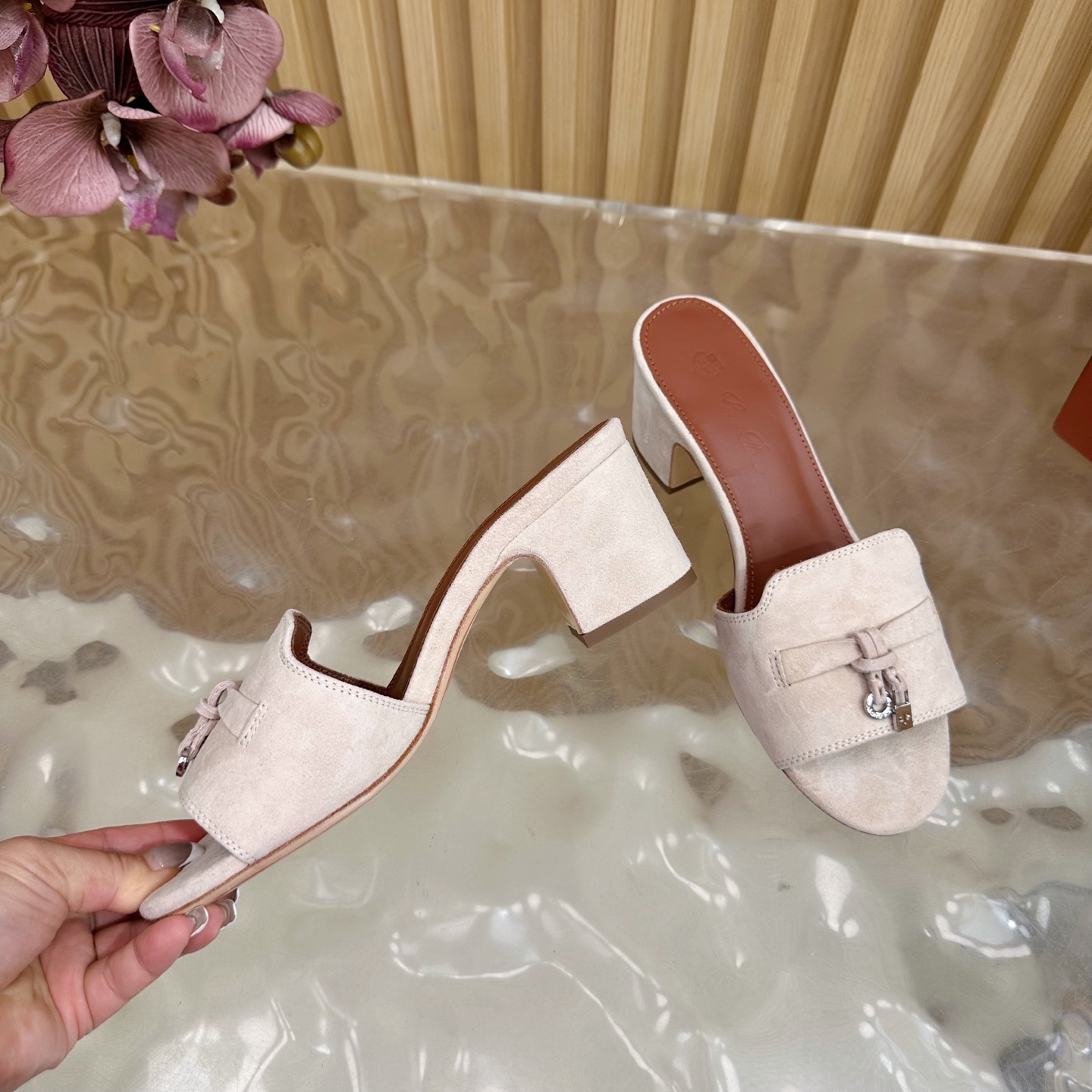 Loro Piana 60S Classics: Exemplary Style in Imported Leather Slippers - 图片 7