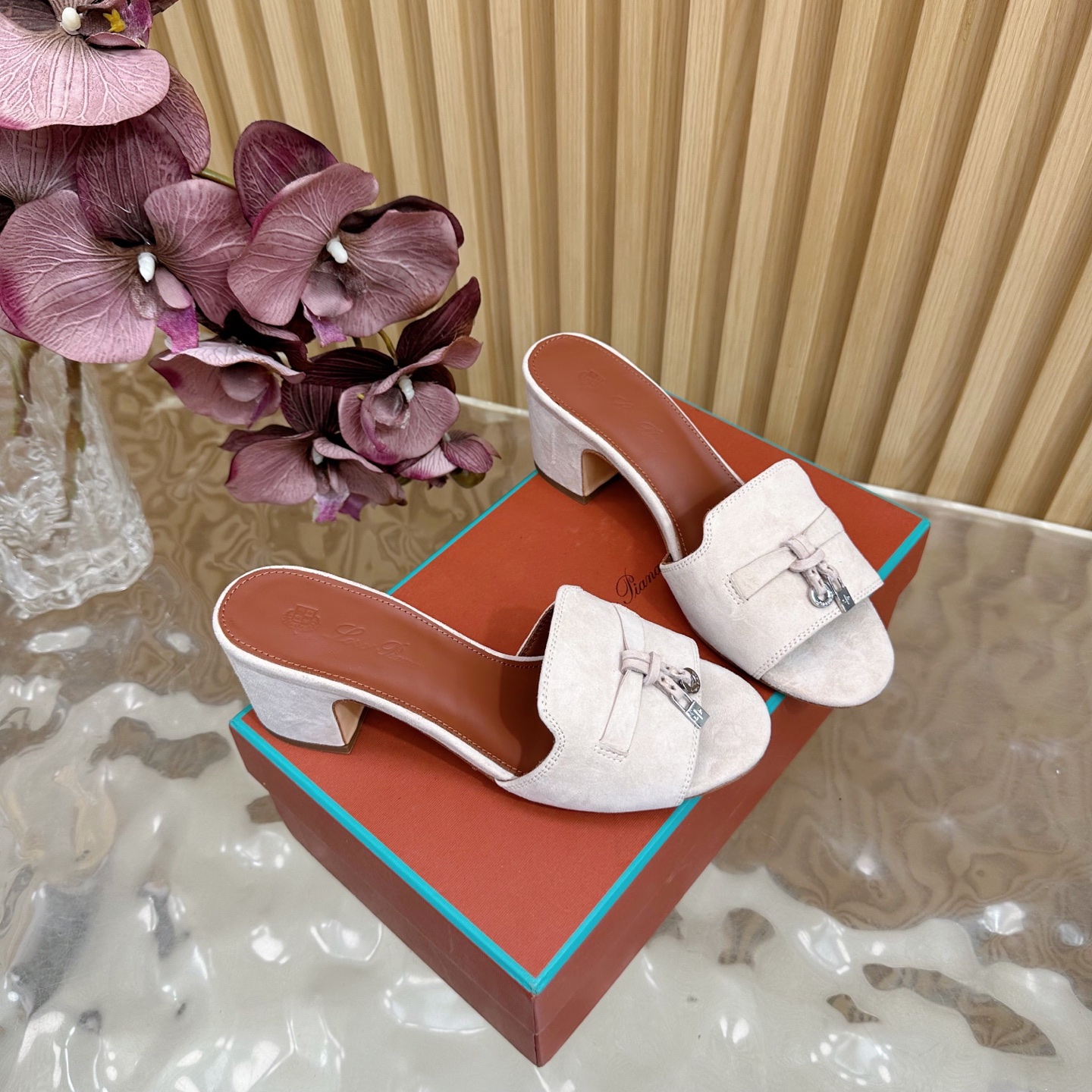 Loro Piana 60S Classics: Exemplary Style in Imported Leather Slippers - 图片 3
