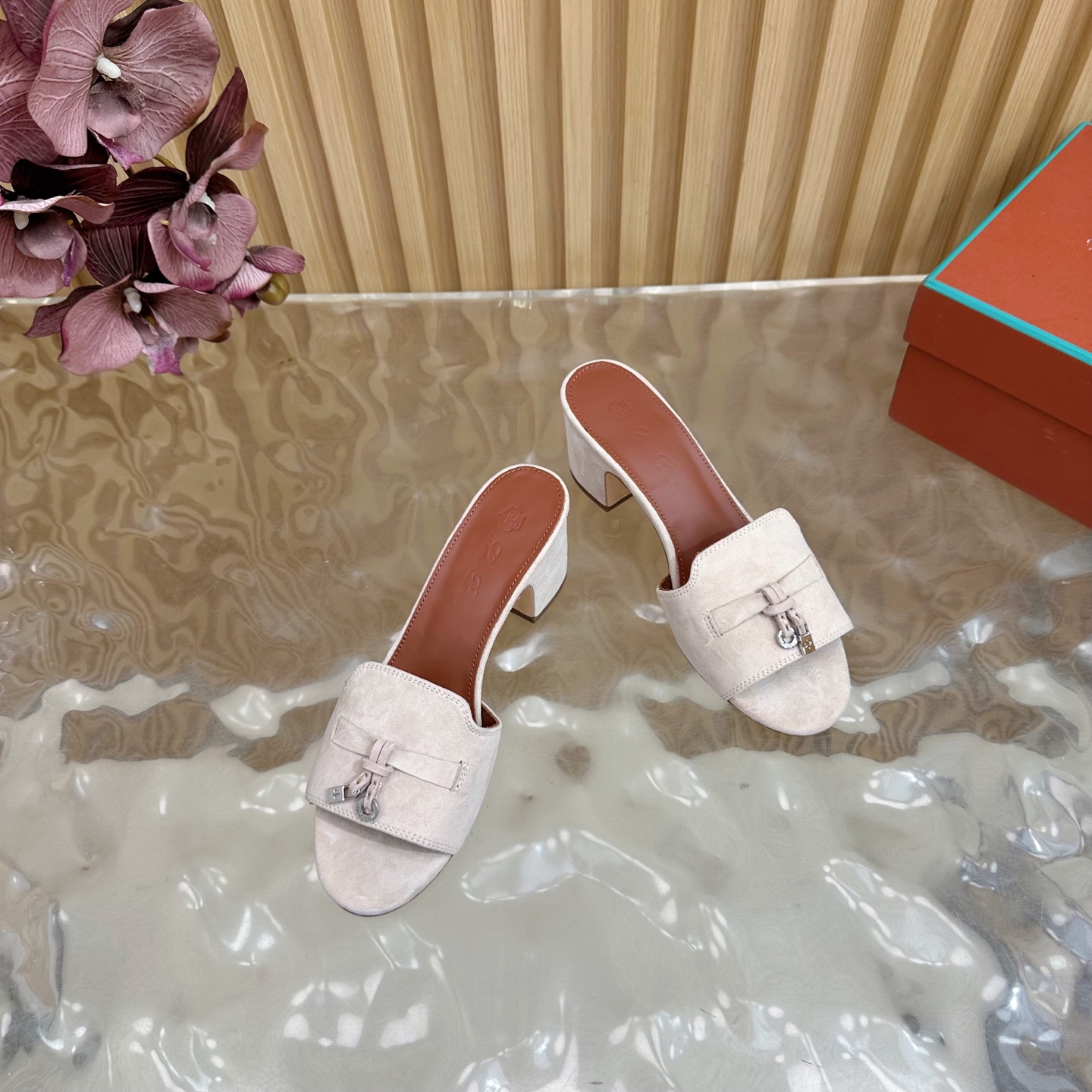 Loro Piana 60S Classics: Exemplary Style in Imported Leather Slippers - 图片 6