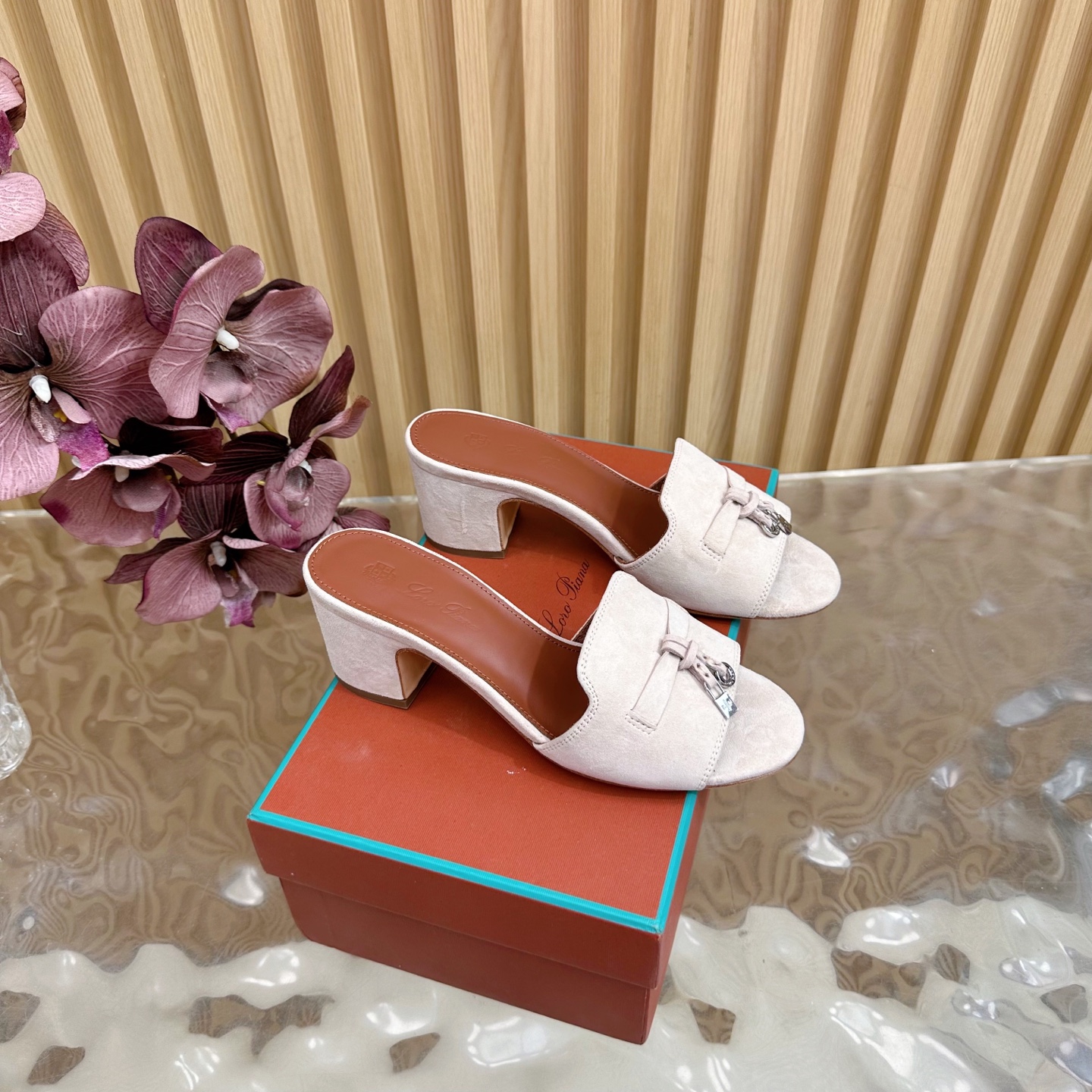 Loro Piana 60S Classics: Exemplary Style in Imported Leather Slippers - 图片 1