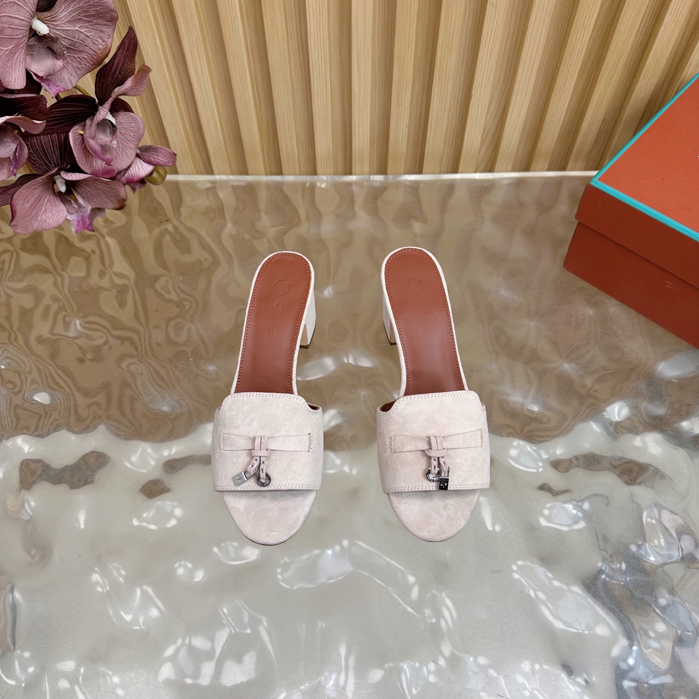 Loro Piana 60S Classics: Exemplary Style in Imported Leather Slippers - 图片 4