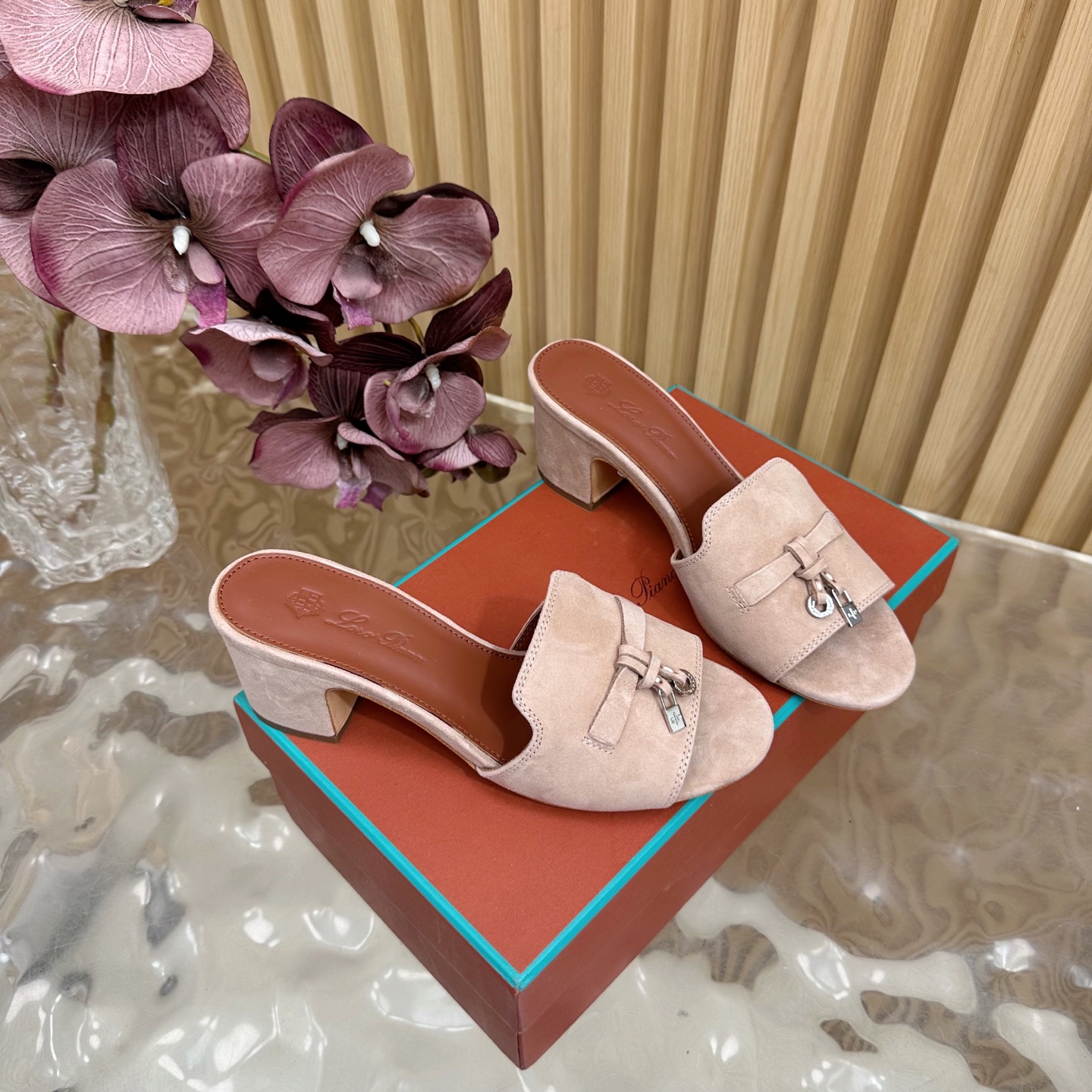 Loro Piana 60S Classics: Exemplary Italian Leather Slippers with Flat Soles - 图片 3