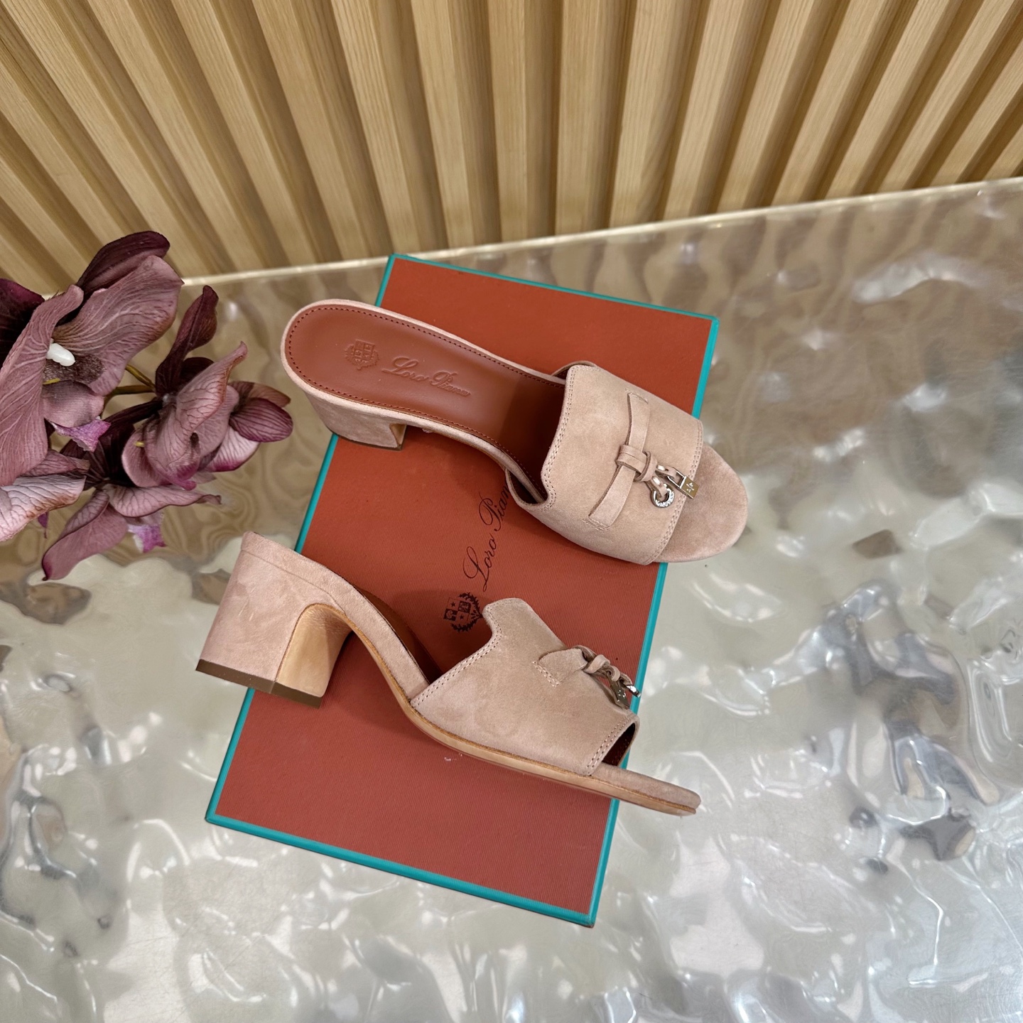 Loro Piana 60S Classics: Exemplary Italian Leather Slippers with Flat Soles - 图片 2