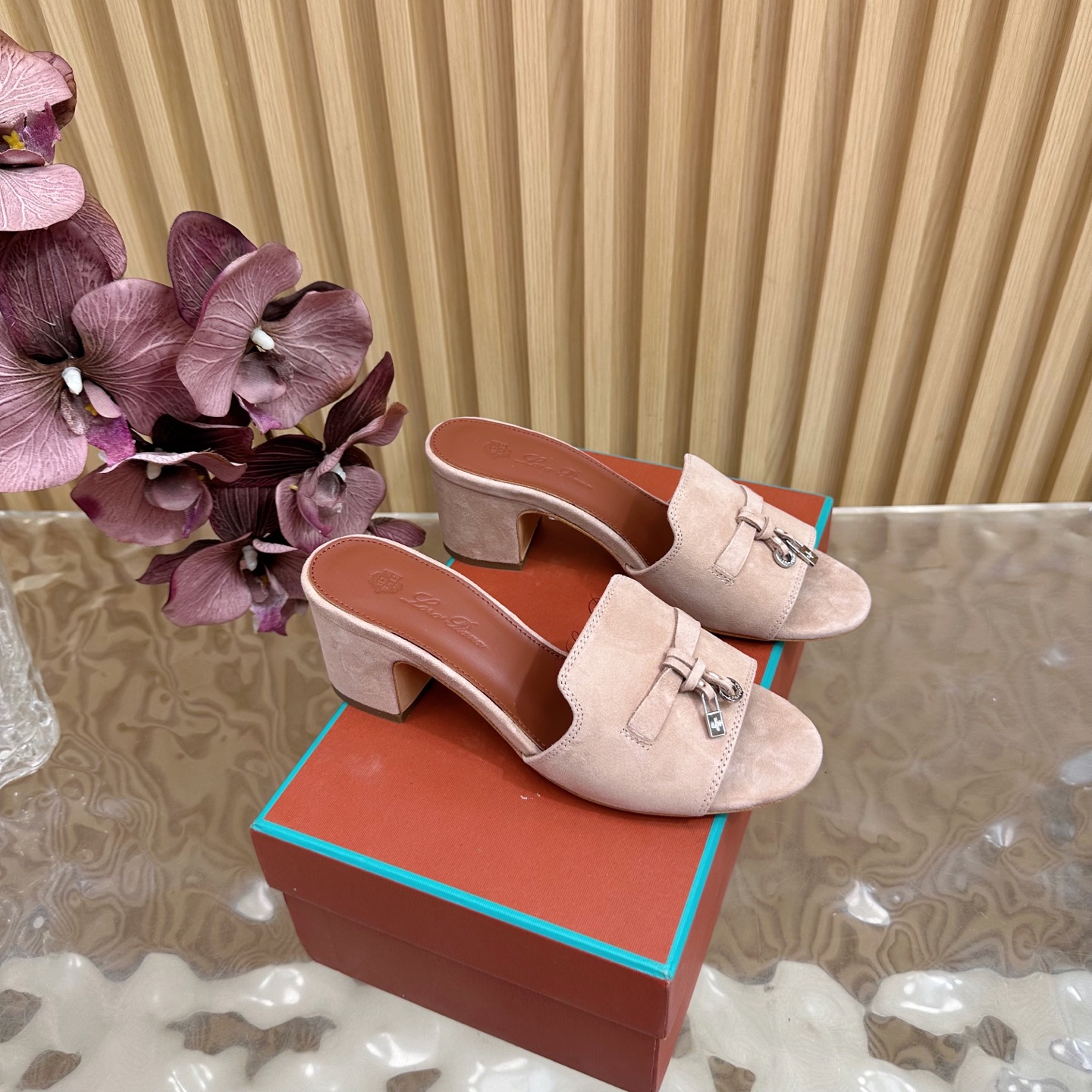 Loro Piana 60S Classics: Exemplary Italian Leather Slippers with Flat Soles - 图片 1