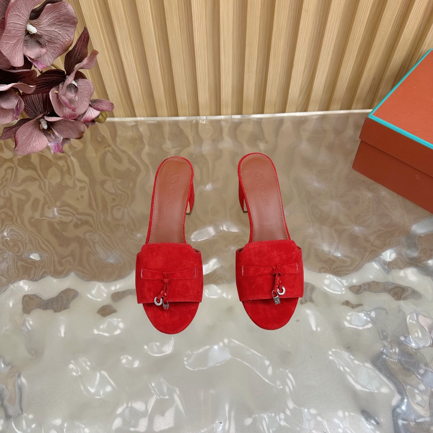 Luxury Loro Piana 60S Classics: Stylish, Durable Italian Leather Slippers - 图片 4