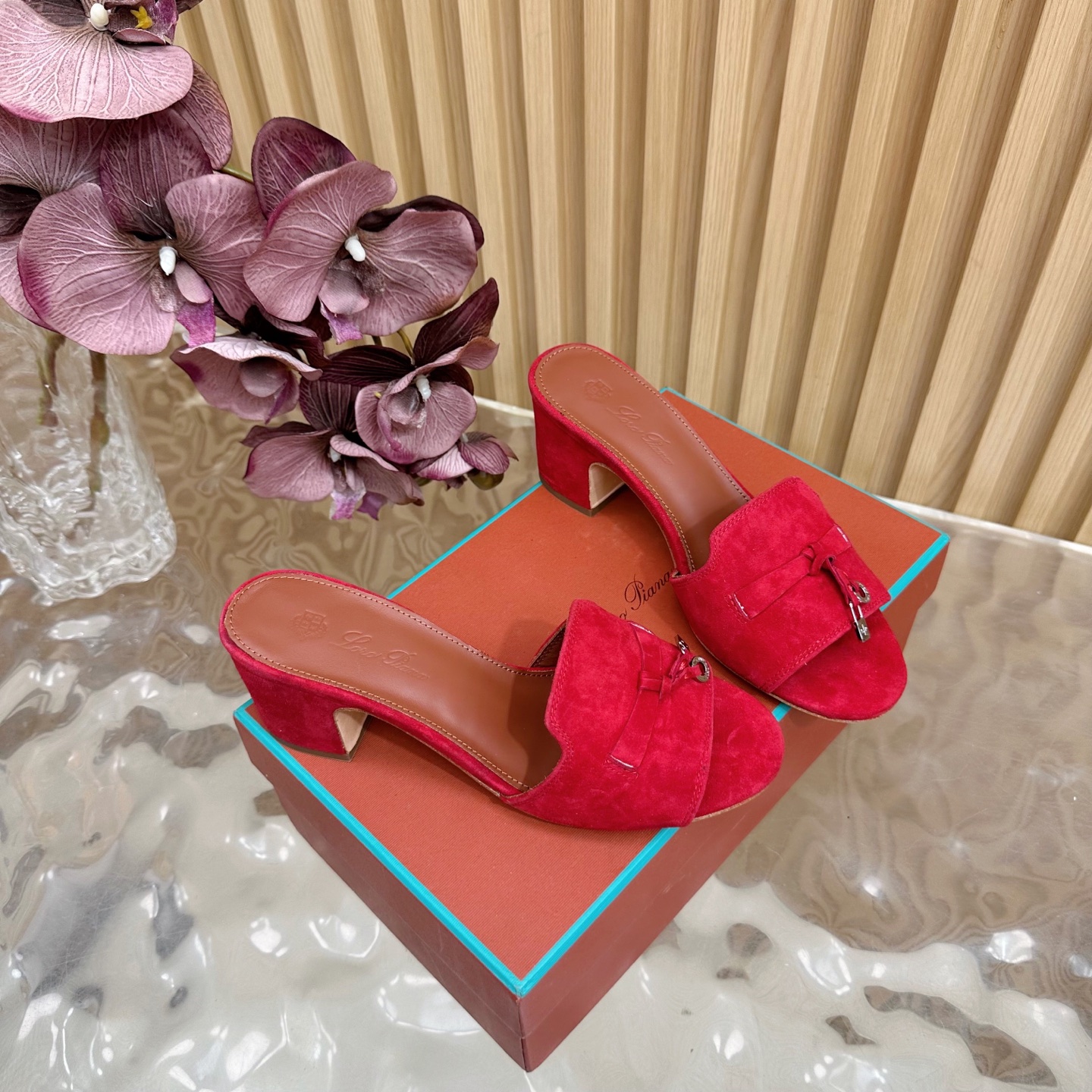 Luxury Loro Piana 60S Classics: Stylish, Durable Italian Leather Slippers - 图片 3