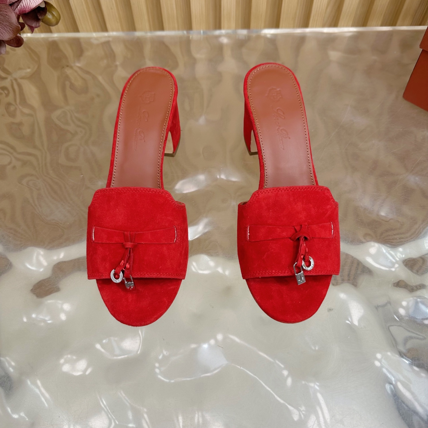 Luxury Loro Piana 60S Classics: Stylish, Durable Italian Leather Slippers - 图片 5