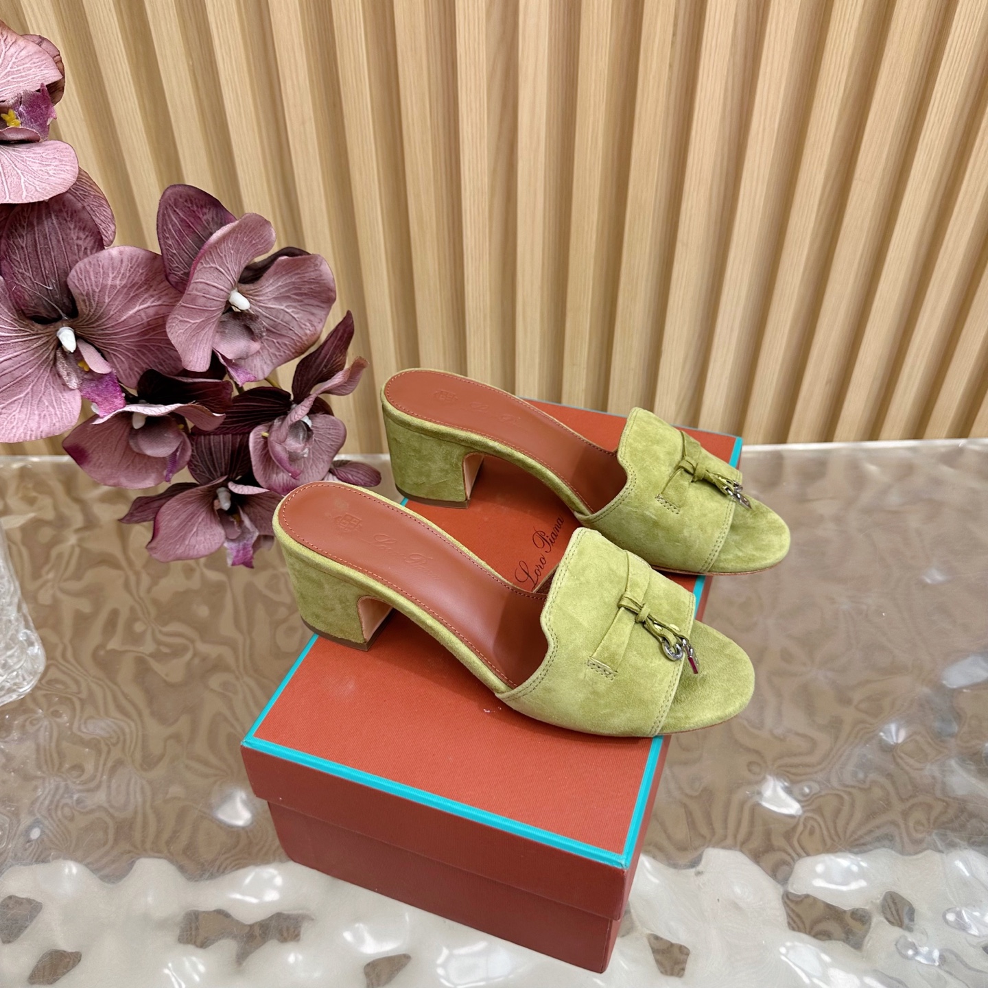 Loro Piana 60S Classics: Stylish, Durable Italian Leather Slippers with Flat Soles - 图片 1