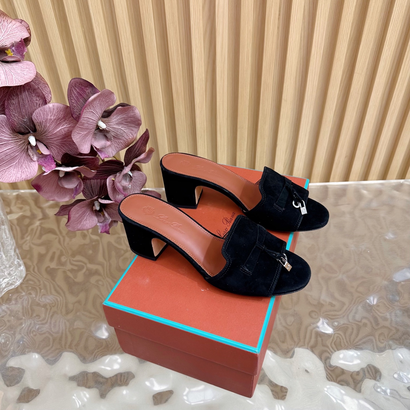 NO:447703,Loro Piana/ LP 55 classic classic slippers flat shoes and single shoes minimalist style, retro and level!  —————————————— Simple and elegant, very pleasing style!  The king of high-end versatility is suitable for all seasons of spring, summer, autumn and winter. The upper is made of Yangjing, inner footbed sheepskin, imported Italian genuine leather outsole. Size 35-39 (40.41 customized), high heels, loro piana, loro piana, flats, high heels, slippers, sheepskin, sheep, Leather soles19860909Loro Piana/ LP 55经典绝美经典款 拖鞋 平底鞋单鞋 极简主义风格,复古又级！ ————————————— 简约又大气,属于非常耐看的款式！高级百搭之王一年四季春夏秋冬皆适宜 鞋面采用羊京 内里垫脚羊皮 意大利进口真皮大底 码数35-39（40.41 定做）,高跟鞋拖鞋,loro piana,loro piana,flats,high heels,slippers,sheepskin,sheep,Leather soles,Women's Shoes