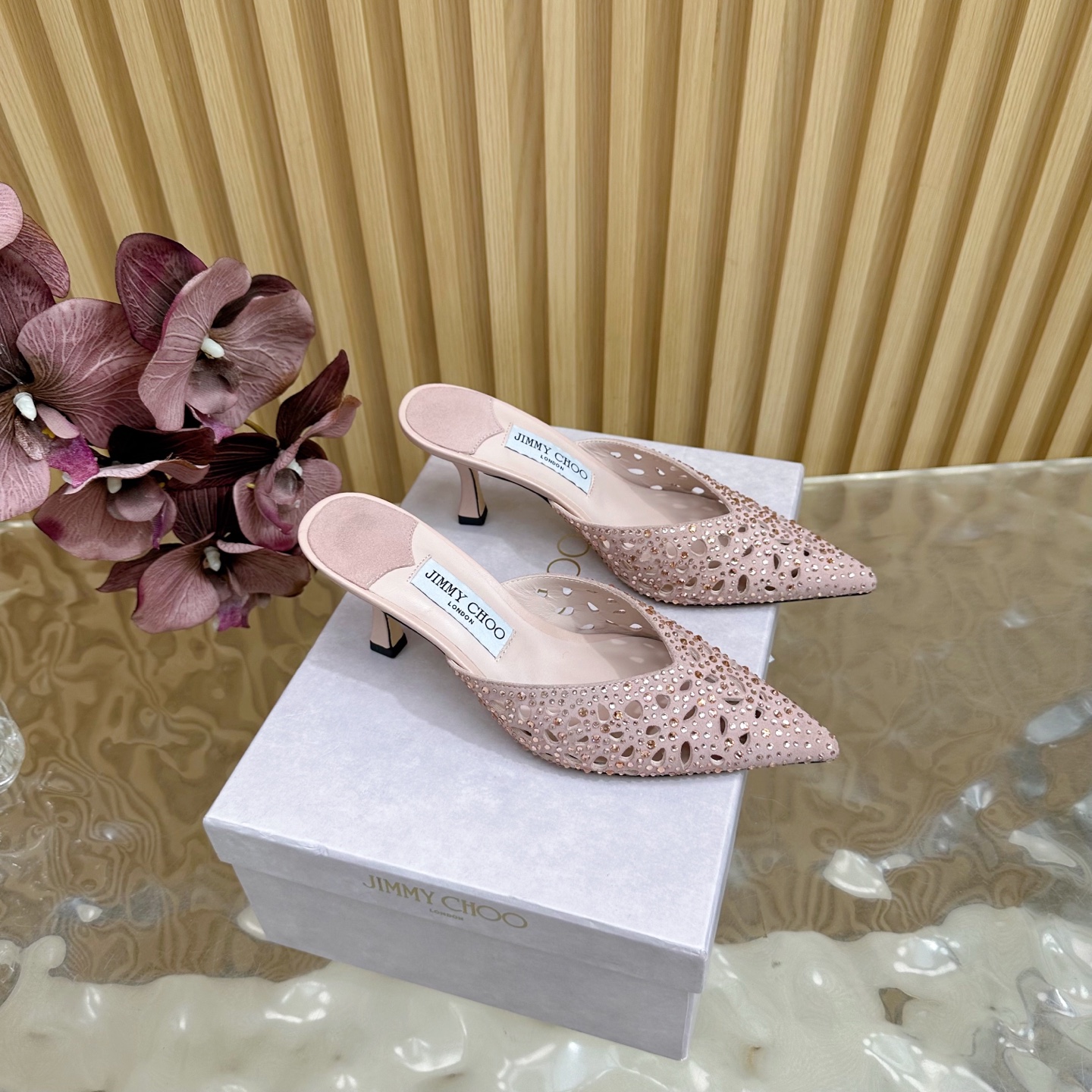 NO:447676,High-end Jimmy Choo Pointed Muller Cat Heel Slippers ————————————————————————————— Your best companion for the skirt in the closet. I believe I admire the high-heeled shoe designers at JC home that have a good grasp of women’s psychology. The shoes made will definitely allow any woman to control a shoe that does not coexist with sexy and elegant. It is paired with a glittering Swarovski crystal chain to embellish it. The style is not exaggerated but it shows the style. In addition, the small pointed coffin shape is completely perfect and very comfortable to wear. What are the fashionable people waiting for? This one took a whole month to polish it from purchasing the original version to making it, and it is almost the same as the original version!  A must-have wardrobe, there is definitely one that suits you!  !  The fabric is made of imported Yangjing hot diamonds, inner foot pad mixed breed sheepskin Customized A-grade Italian leather sole Heel height 5cm Size35-39 (customized by 40 and 41), semi-torque high heels, jimmy choo, swarovski, chanel, high heels, slippers, skirts, sheepskin, sheep19860909高版本Jimmy Choo 尖头穆勒猫跟拖鞋 —————————— 你衣柜里裙子最好的伴侣,相信我就佩服JC家的高跟鞋履设计师把女人的心理把握的很到位,做出来的鞋子绝对会让任何一个女人都把持不性感与优雅并存的一款鞋子,搭配一条闪闪动人的施华洛世奇水晶链条予以点缀装饰十分醒目优雅的设计,风格不浮夸但尽显格调,再加上小尖头棺型完全做到了极致上脚非常舒适时髦精们还在等什么?这款从购买原版到制作一共整整花了一个月的时间去打磨,到现在几乎与原版一致！衣橱必备款,绝对有一款是适合你的！！ 面料采用进口羊京烫钻 内里垫脚混种羊皮 定制A级意大利真皮底 跟高5cm Size35-39（40、41定制）,半拖高跟鞋,jimmy choo,swarovski,chanel,high heels,slippers,skirts,sheepskin,sheep,Women's Shoes