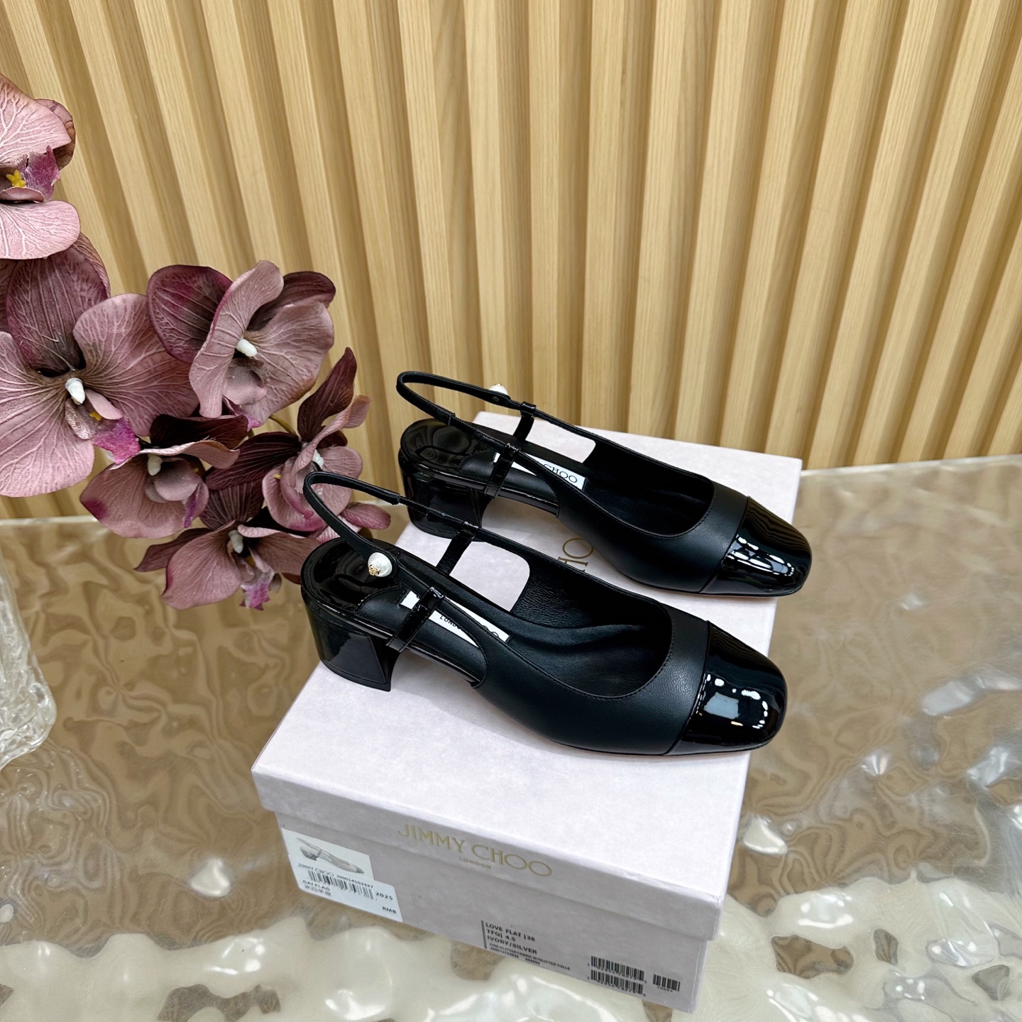 NO:447639,High-version Jimmy Choo Square-toe hollow muller thick heel sandals ———————————————————————————— Your best companion for the skirt in the closet. I believe I admire the high-heeled shoe designers at JC home that have a good grasp of women’s psychology. The shoes made will definitely allow any woman to control a shoe that does not coexist with sexy and elegant. It is paired with a glittering Swarovski crystal chain and is decorated with a very eye-catching and elegant design. The style is not exaggerated but it shows the style. In addition, the small pointed coffin shape is completely perfect and very comfortable to wear. What are the fashionable people waiting for? This one took a whole month to polish it from purchasing the original version to making it, and it is almost the same as the original version!  A must-have wardrobe, there is definitely one that suits you!  !  Fabric is made of imported cowhide, inner footbed mixed breed sheepskin Customized A-grade Italian leather sole Size35-39 (customized by 34, 40, 41), high heels sandals, jimmy choo, swarovski, chanel, sandals, high heels, skirts, cowhide, sheepskin19860909高版本Jimmy Choo 方头后空穆勒粗跟凉鞋 —————————— 你衣柜里裙子最好的伴侣,相信我就佩服JC家的高跟鞋履设计师把女人的心理把握的很到位,做出来的鞋子绝对会让任何一个女人都把持不性感与优雅并存的一款鞋子,搭配一条闪闪动人的施华洛世奇水晶链条予以点缀装饰十分醒目优雅的设计,风格不浮夸但尽显格调,再加上小尖头棺型完全做到了极致上脚非常舒适时髦精们还在等什么?这款从购买原版到制作一共整整花了一个月的时间去打磨,到现在几乎与原版一致！衣橱必备款,绝对有一款是适合你的！！ 面料采用进口牛皮 内里垫脚混种羊皮 定制A级意大利真皮底 Size35-39（34、40、41定制）,高跟鞋凉鞋,jimmy choo,swarovski,chanel,sandals,high heels,skirts,cowhide,sheepskin,Women's Shoes