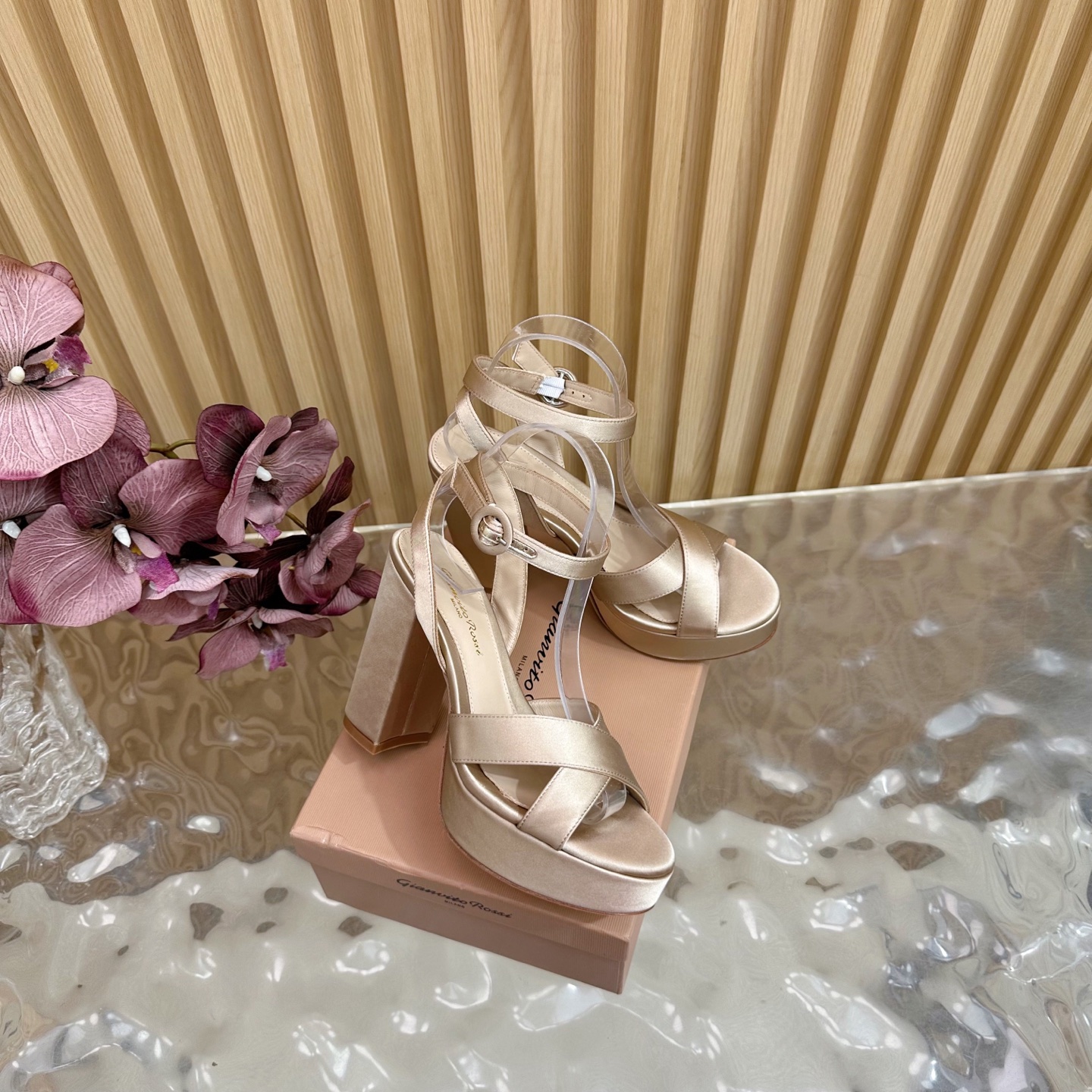 Gianvito Rossi High-Heavy Sandals: Classic Table 2025 – Luxury Fashion Statement - 图片 2